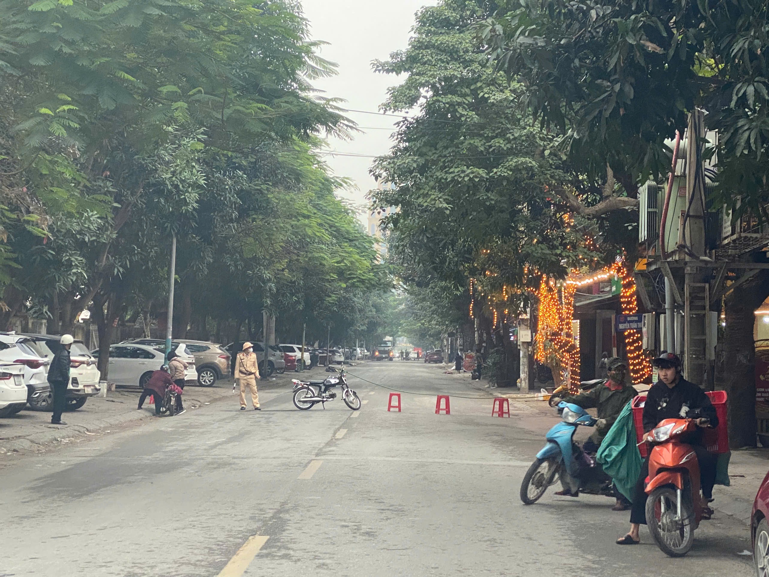 Va chạm với xe đi ngược chiều, người đ&agrave;n &ocirc;ng ng&atilde; ra đường bị xe bồn đ&egrave; tử vong- Ảnh 2.