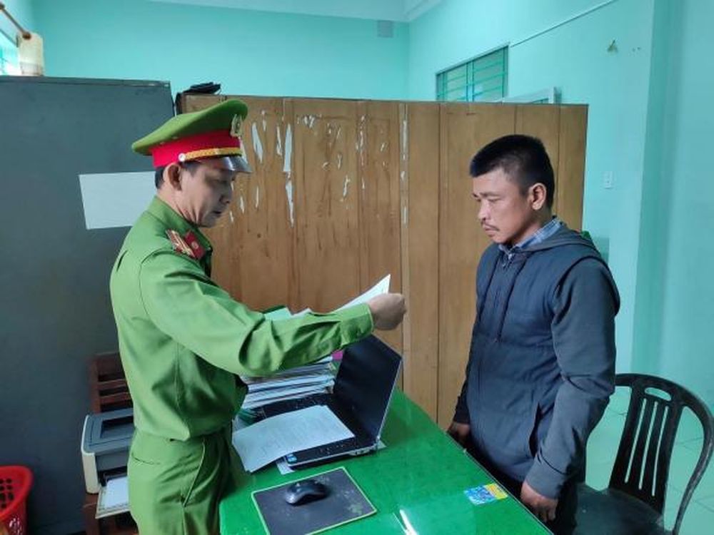 H&uacute;t trộm hơn 4.000 l&iacute;t dầu, một c&ocirc;ng nh&acirc;n thi c&ocirc;ng cao tốc bị khởi tố- Ảnh 1.