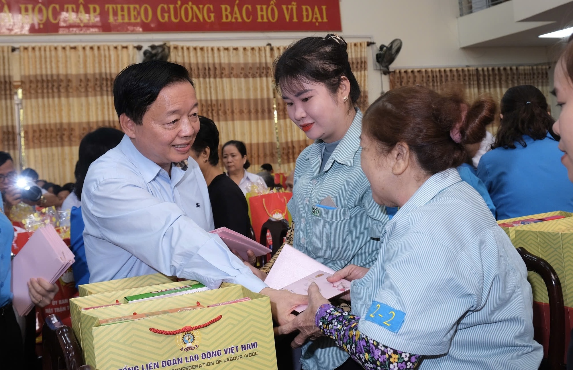 Ph&oacute; thủ tướng Trần Hồng H&agrave; thăm, tặng qu&agrave; c&ocirc;ng nh&acirc;n, người d&acirc;n tại Long Th&agrave;nh- Ảnh 5.