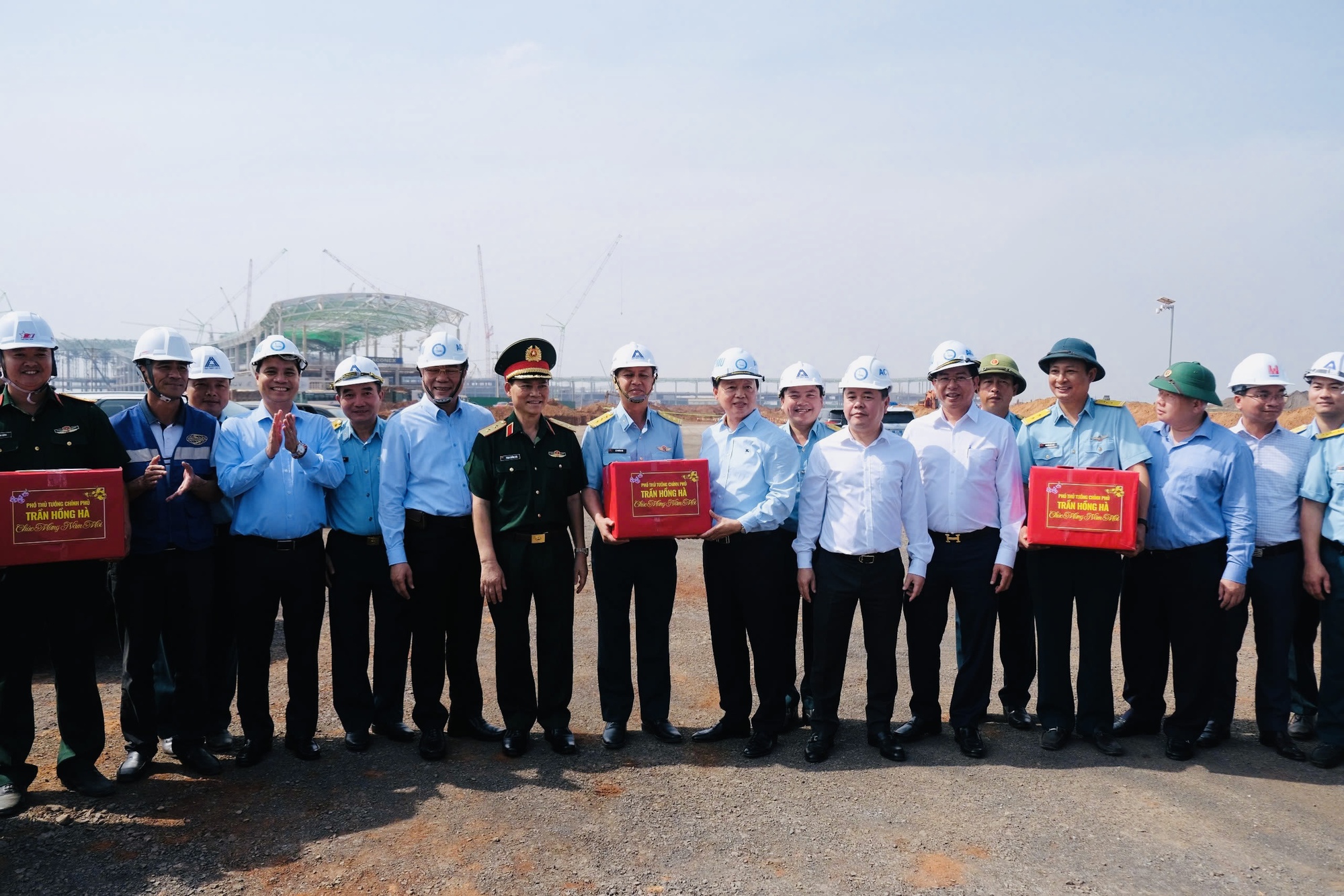 Ph&oacute; thủ tướng Trần Hồng H&agrave; thăm, tặng qu&agrave; c&ocirc;ng nh&acirc;n, người d&acirc;n tại Long Th&agrave;nh- Ảnh 1.