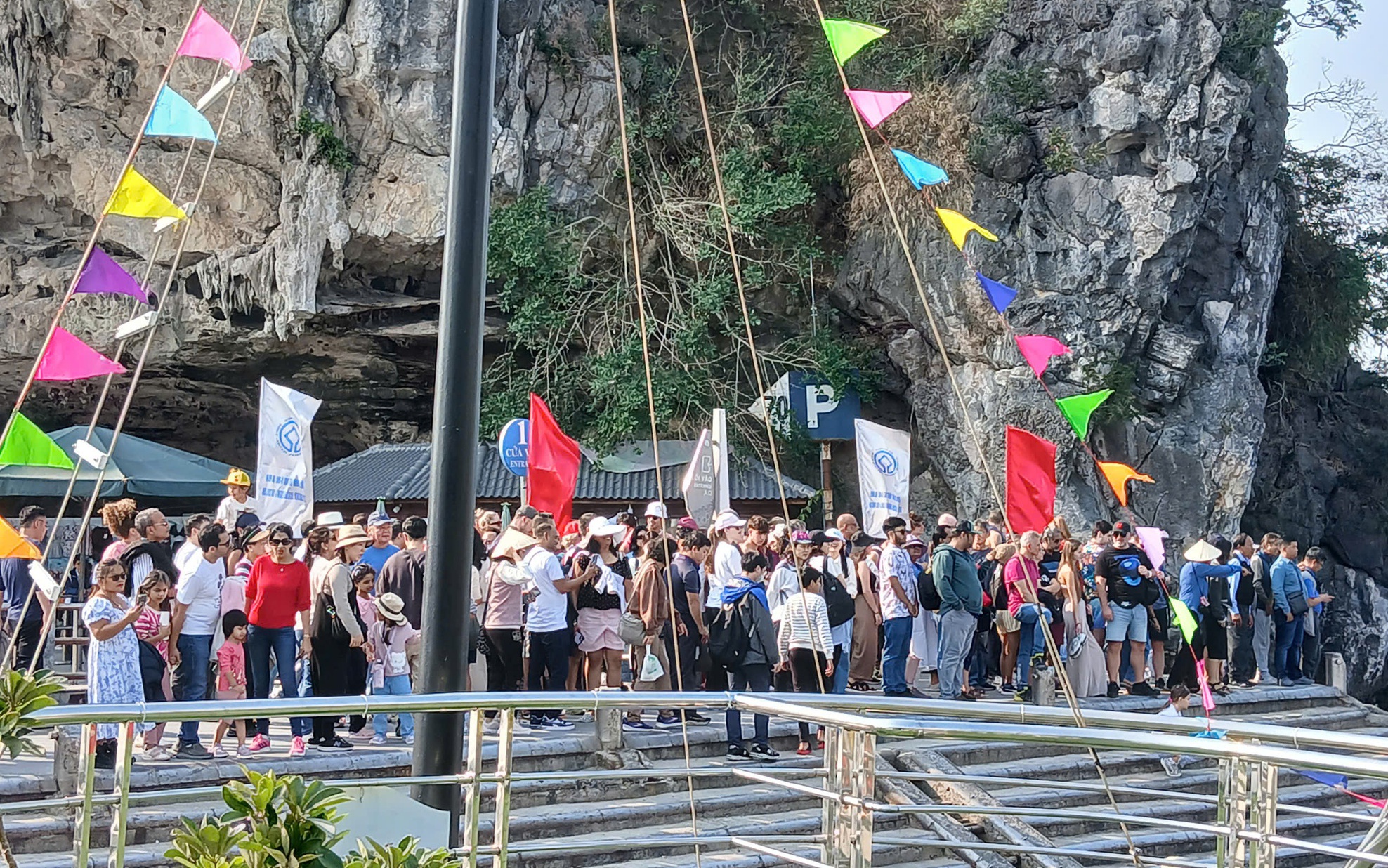 Nhốn nh&aacute;o c&aacute;c điểm cập t&agrave;u du lịch tr&ecirc;n vịnh Hạ Long