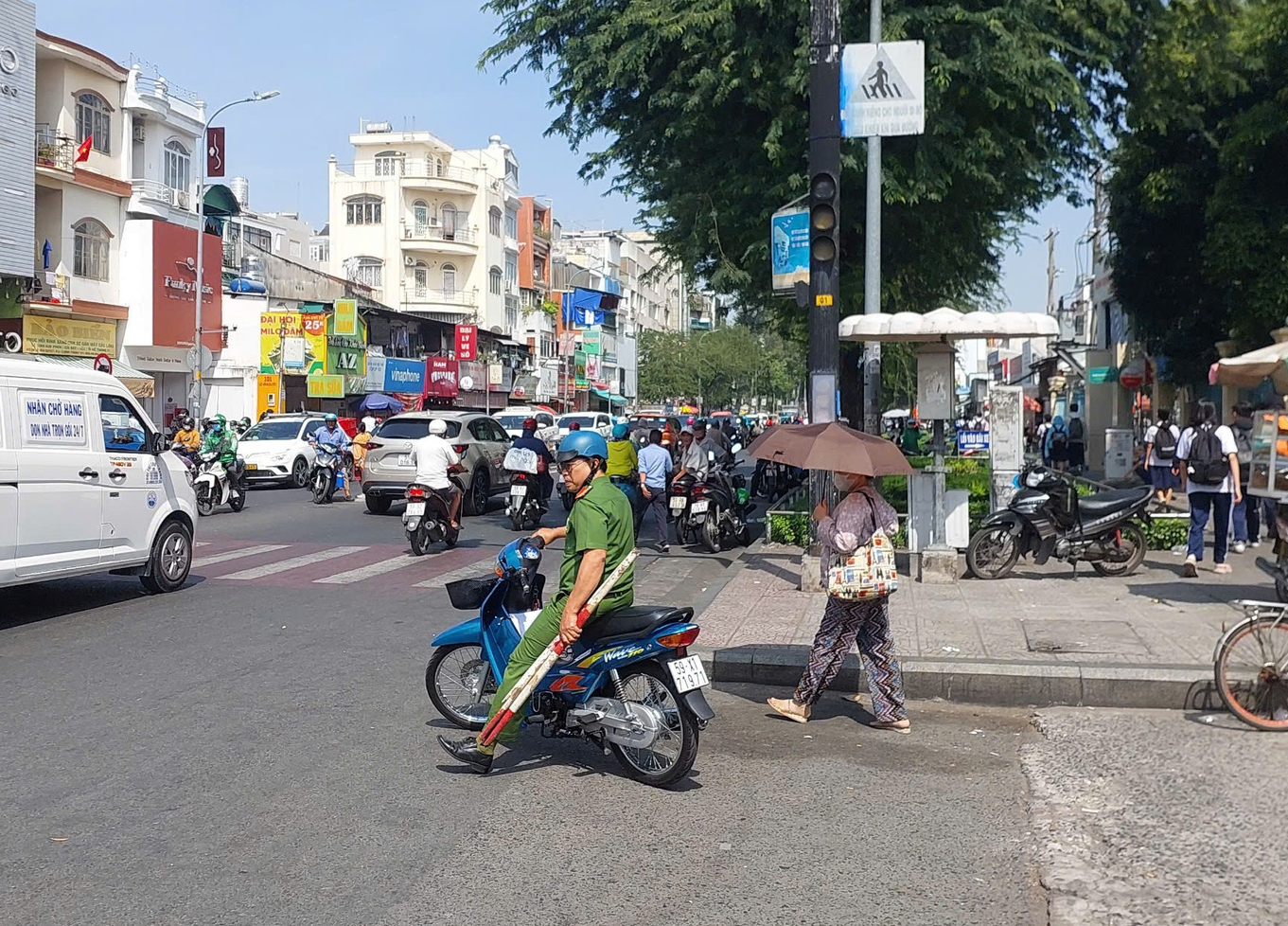 C&ocirc;ng an l&agrave;m việc với nh&oacute;m t&agrave;i xế xe &ocirc;m hỗn chiến trước cổng bệnh viện- Ảnh 2.