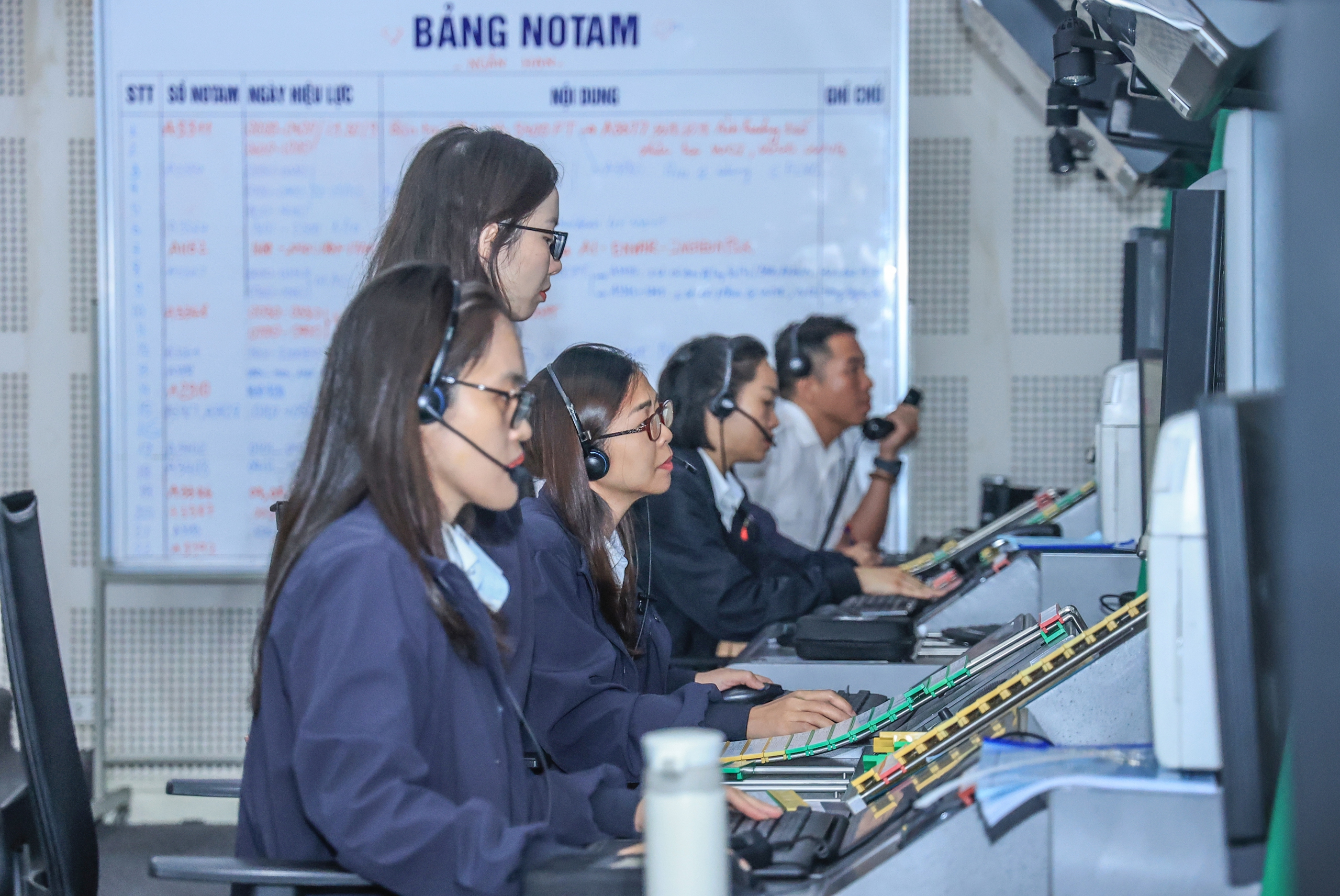 Kh&aacute;m ph&aacute; "bộ n&atilde;o" điều h&agrave;nh gần 2.000 chuyến bay mỗi ng&agrave;y- Ảnh 9.