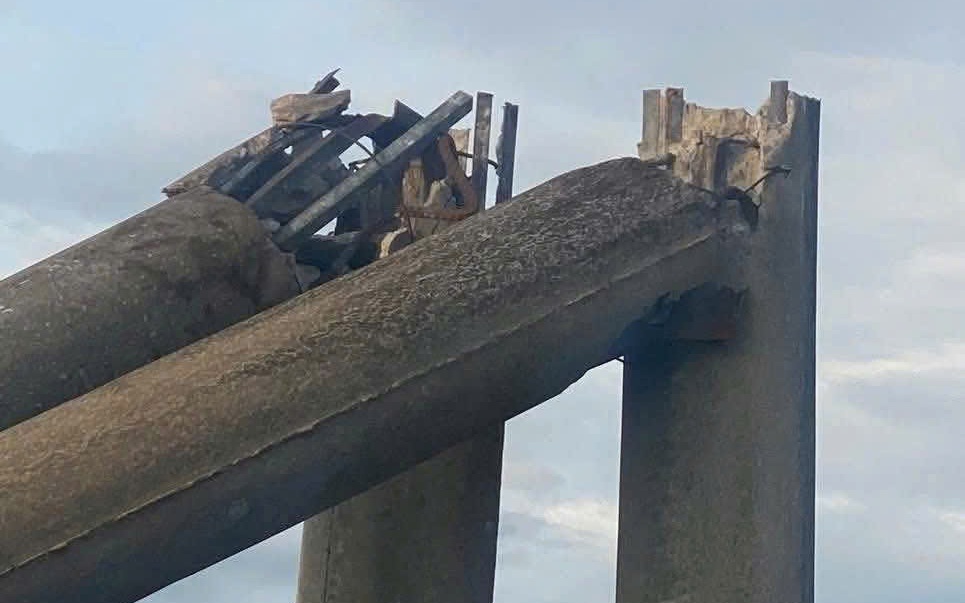 H&agrave; Tĩnh: X&aacute;c minh hai cột điện đổ sau b&atilde;o số 10, lộ phần sắt 'm&aacute;i che' b&ecirc;n trong