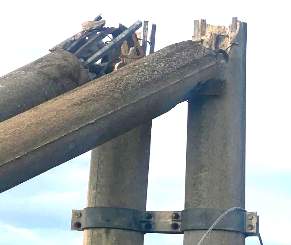 H&agrave; Tĩnh: X&aacute;c minh hai cột điện đổ sau b&atilde;o số 10, lộ phần sắt "m&aacute;i che" b&ecirc;n trong- Ảnh 1.