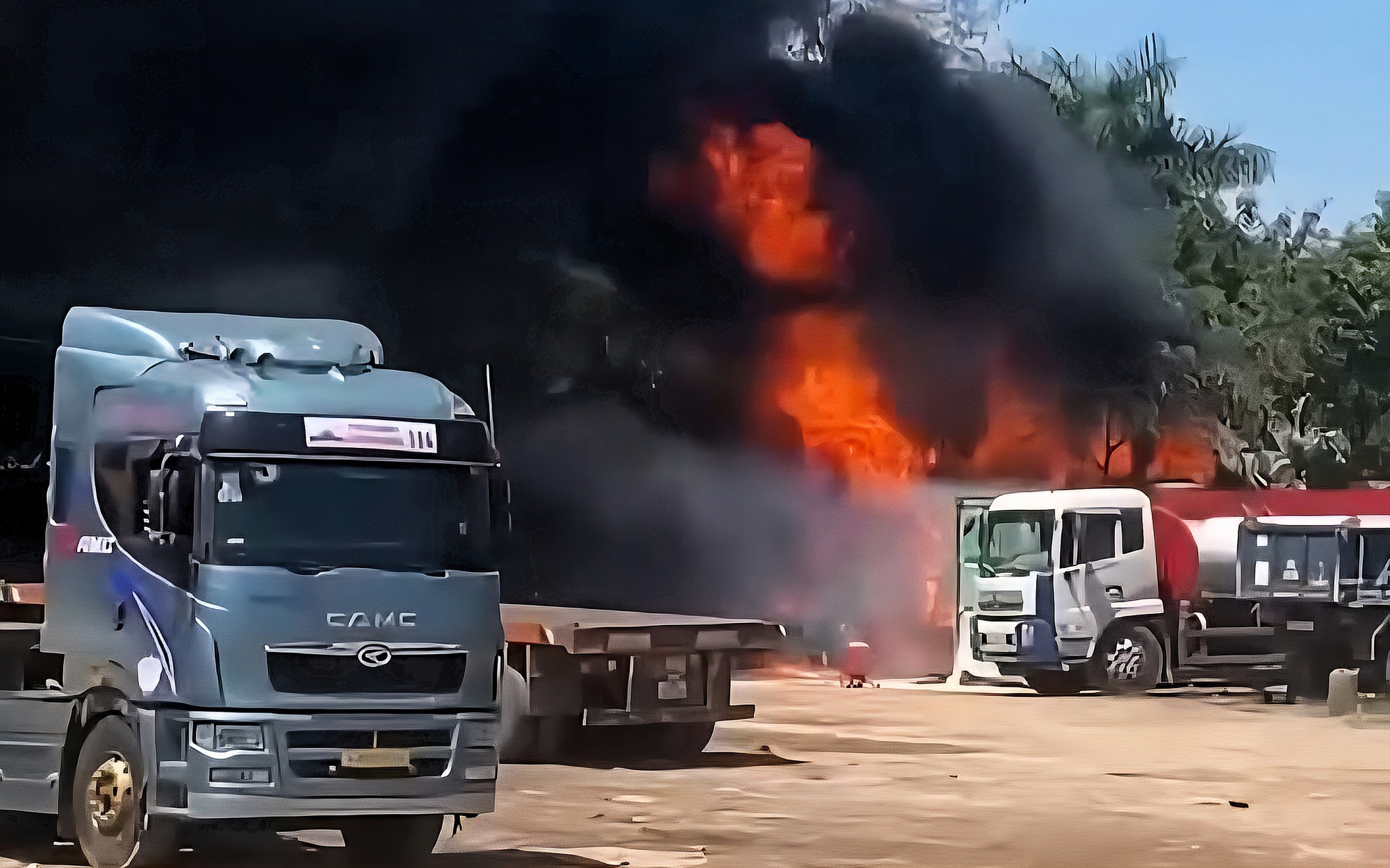 Ch&aacute;y lớn trong b&atilde;i đỗ xe ở Đ&agrave; Nẵng, xe tải bị thi&ecirc;u rụi
