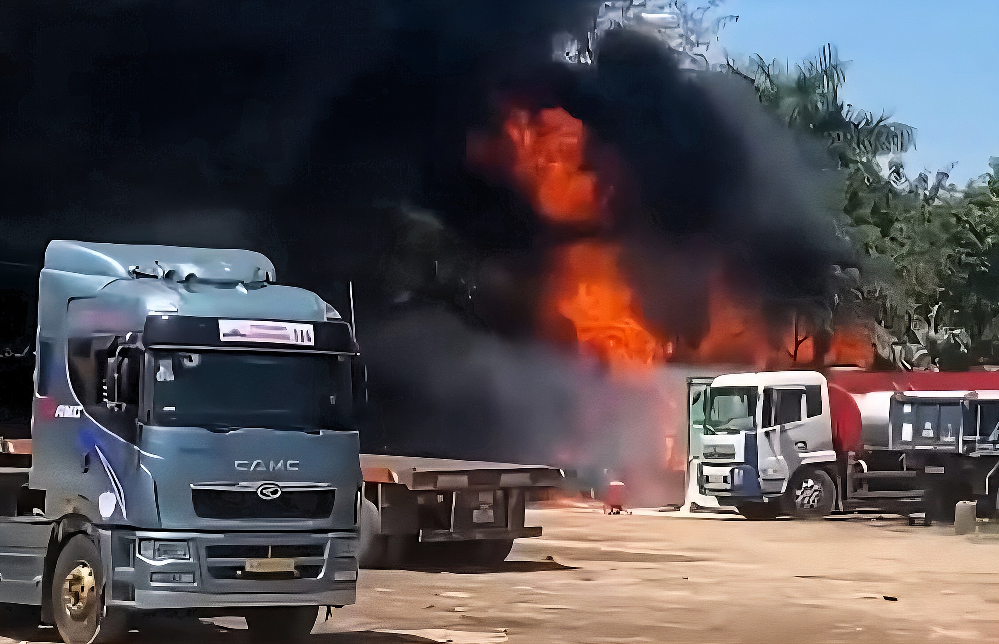 Ch&aacute;y lớn trong b&atilde;i đỗ xe ở Đ&agrave; Nẵng, xe tải bị thi&ecirc;u rụi- Ảnh 1.