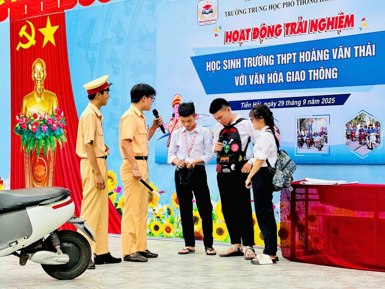 Hưng Yên: Tuyên truyền luật giao thông cho học sinh thông qua hình thức mới- Ảnh 2. Hưng Yên: Tuyên truyền luật giao thông cho học sinh thông qua hình thức mới- Ảnh 2.