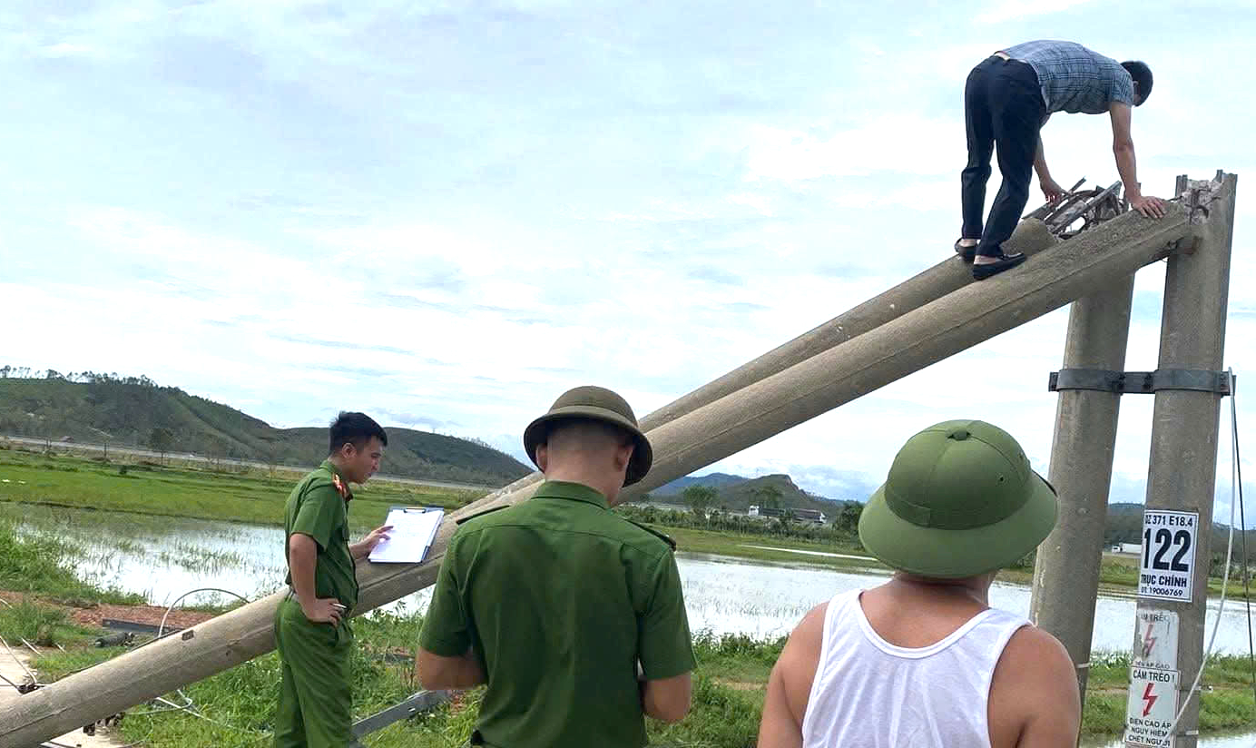 H&agrave; Tĩnh: X&aacute;c minh hai cột điện đổ sau b&atilde;o số 10, lộ phần sắt "m&aacute;i che" b&ecirc;n trong- Ảnh 2.