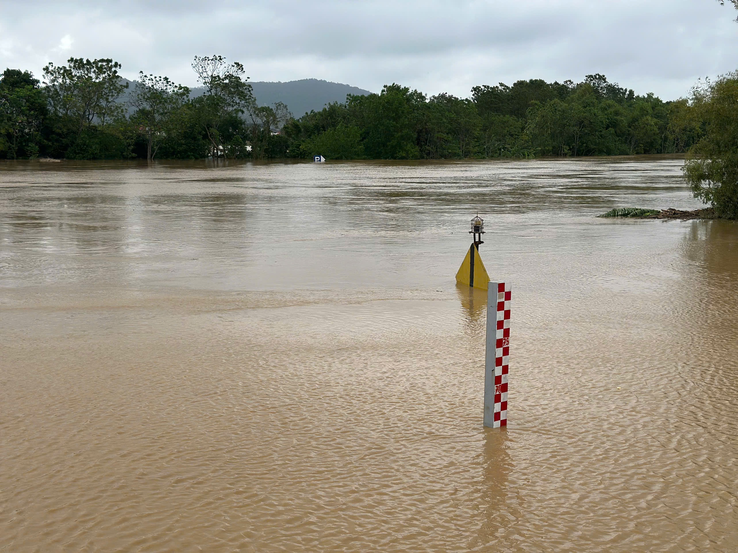 Cảnh b&aacute;o lũ qu&eacute;t, sạt lở sau b&atilde;o số 10: Siết chặt an to&agrave;n giao th&ocirc;ng thủy- Ảnh 1.