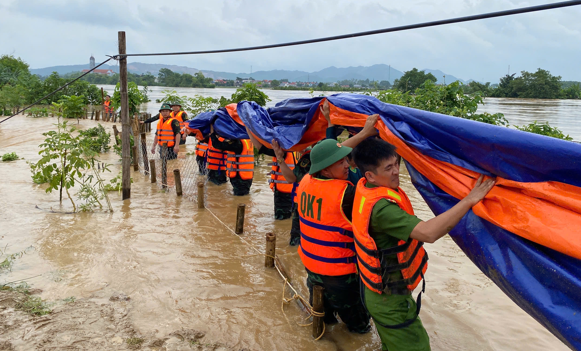 Th&aacute;i Nguy&ecirc;n: Cơ bản xử l&yacute; tạm thời đoạn đ&ecirc; bối s&ocirc;ng Cầu bị vỡ- Ảnh 2.