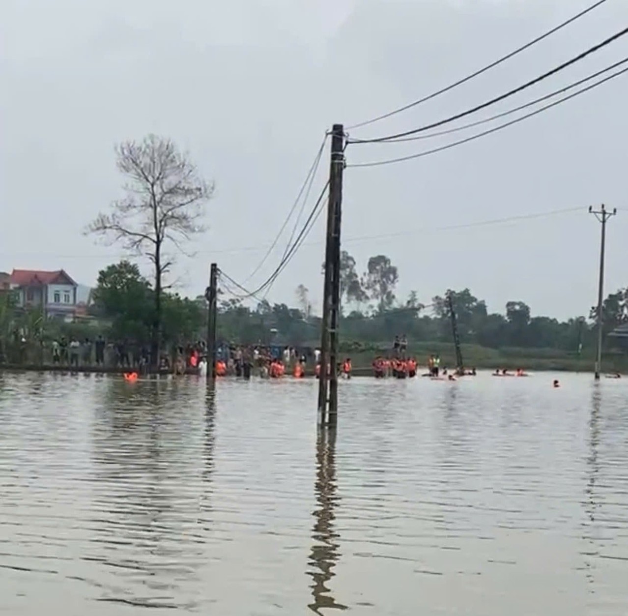 Truy tặng bằng khen cho người tử vong khi cứu 3 ch&aacute;u nhỏ bị nước cuốn ở Th&aacute;i Nguy&ecirc;n- Ảnh 1.