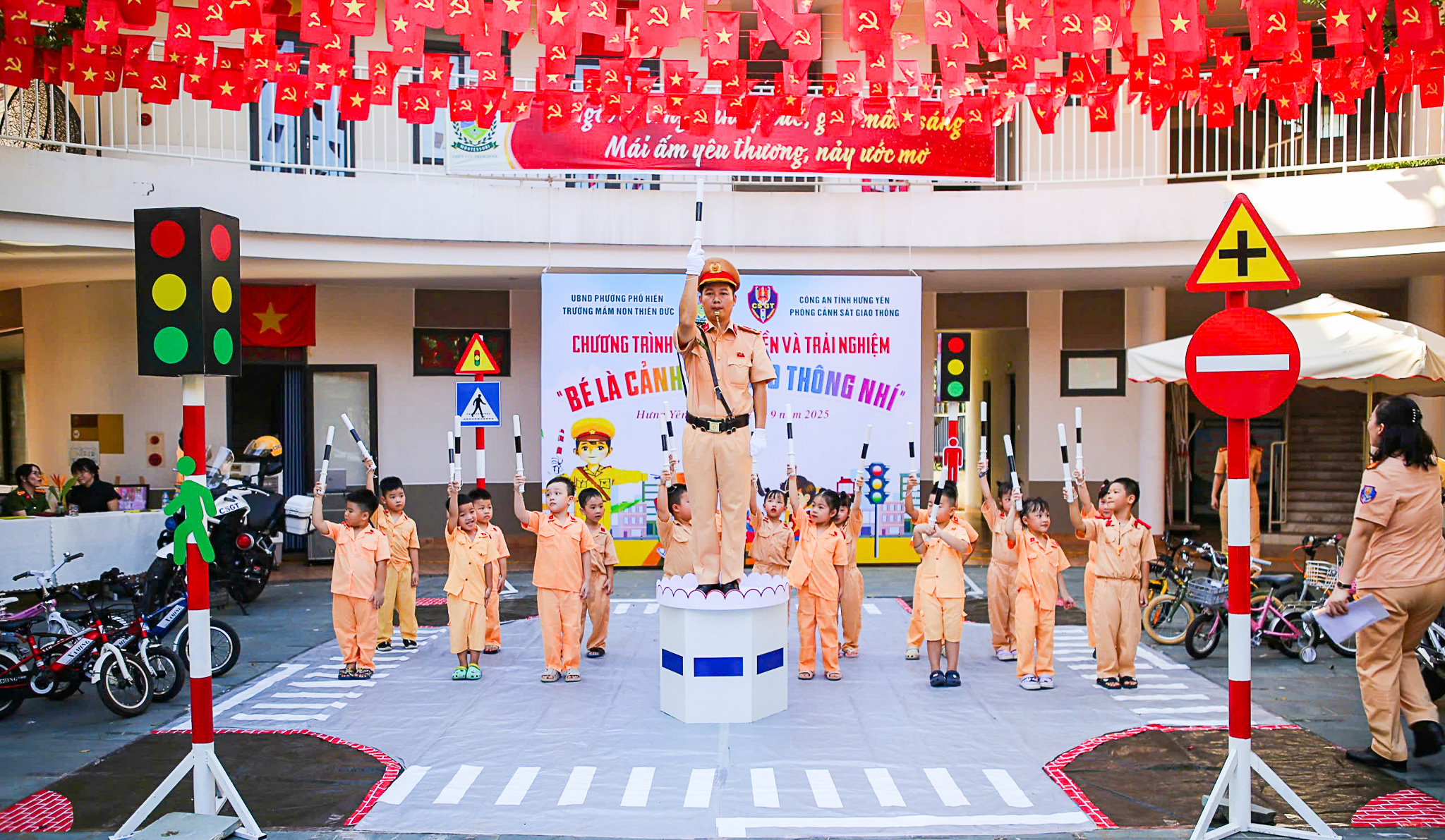 Hưng Yên: Tuyên truyền luật giao thông cho học sinh thông qua hình thức mới- Ảnh 1. Hưng Yên: Tuyên truyền luật giao thông cho học sinh thông qua hình thức mới- Ảnh 1.