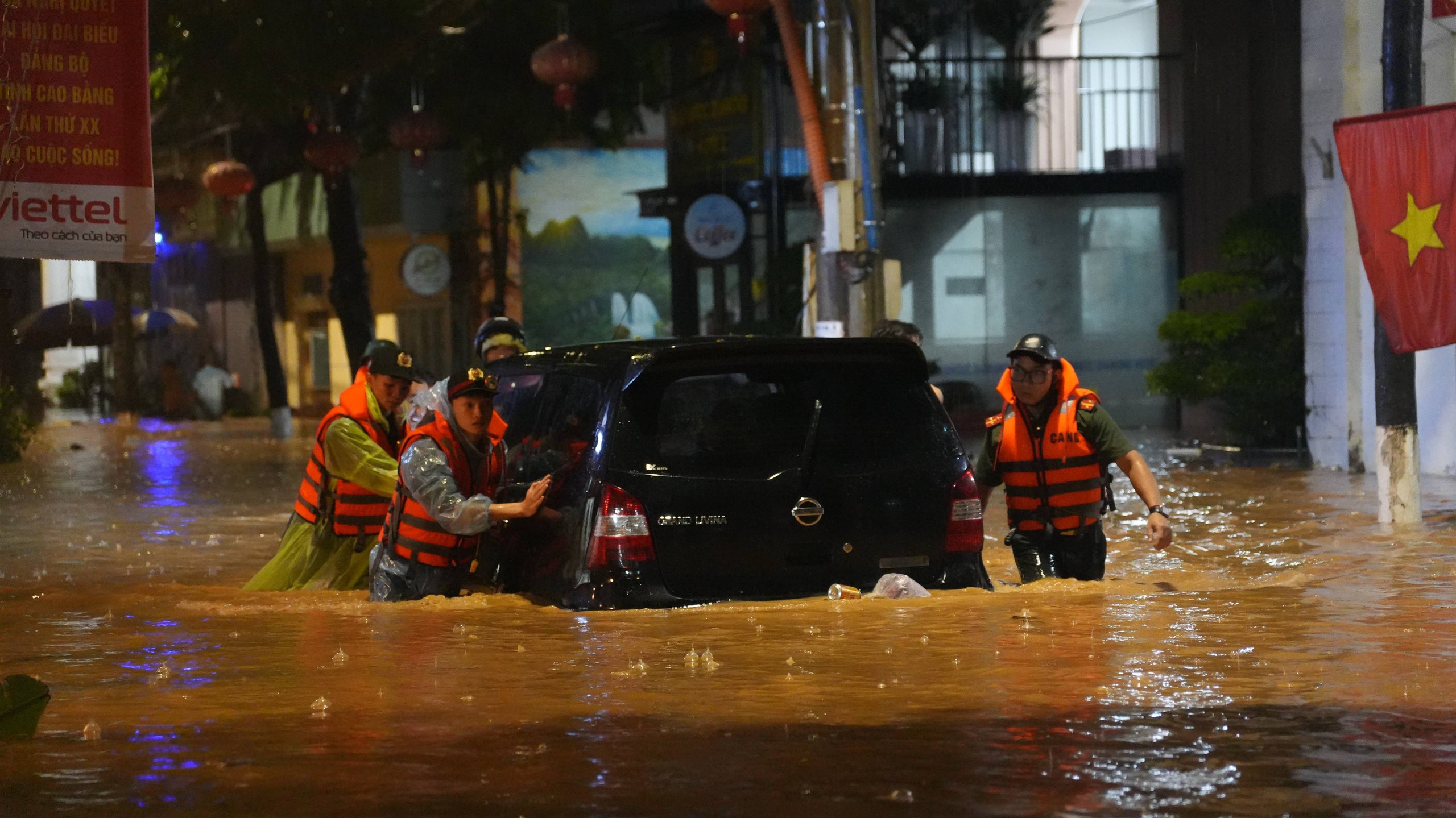 Cao Bằng: Gần 2.000 nh&agrave; bị ảnh hưởng do mưa lũ, lực lượng chức năng trắng đ&ecirc;m hỗ trợ- Ảnh 2.