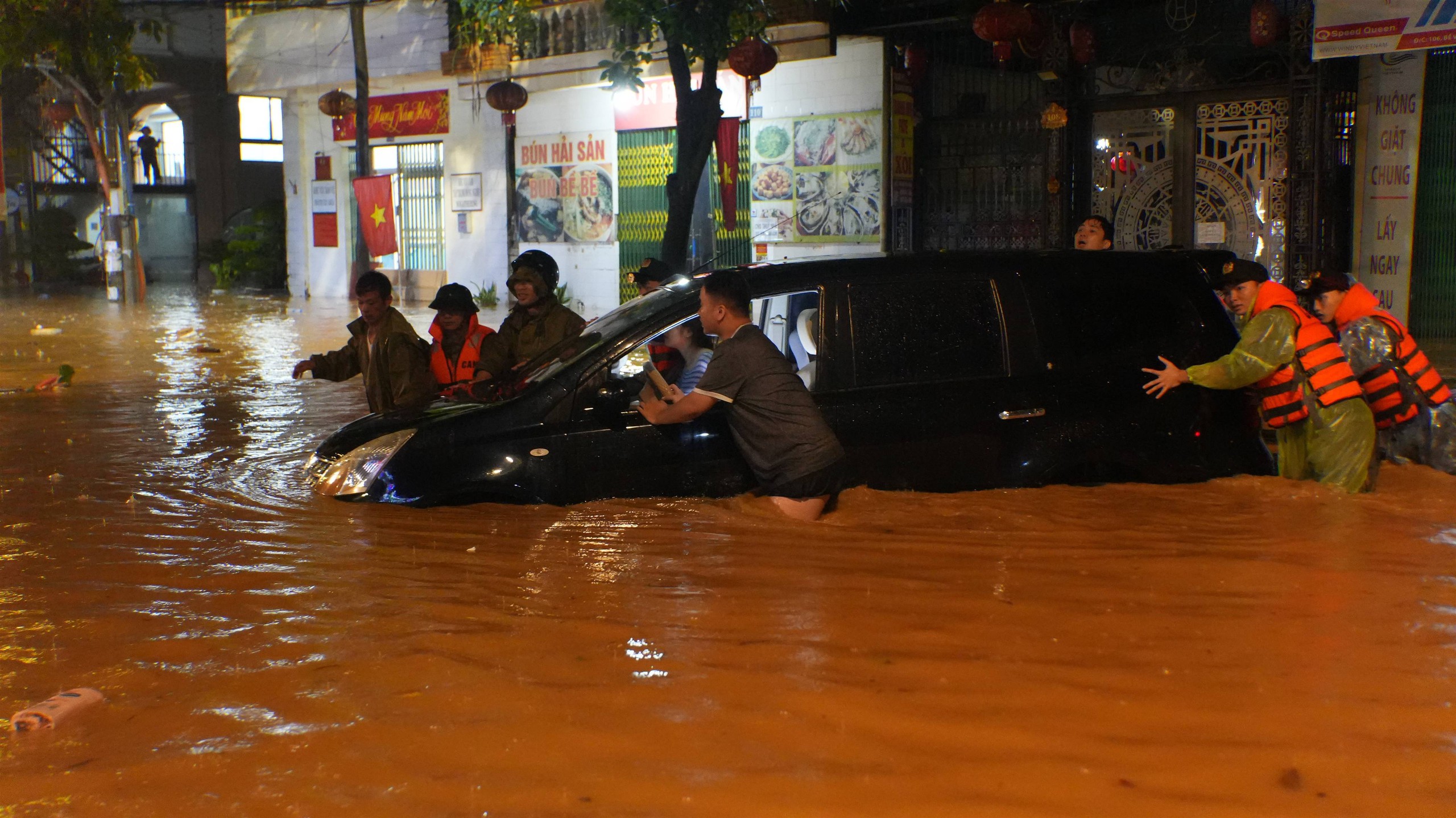 Cao Bằng: Gần 2.000 nh&agrave; bị ảnh hưởng do mưa lũ, lực lượng chức năng trắng đ&ecirc;m hỗ trợ- Ảnh 3.
