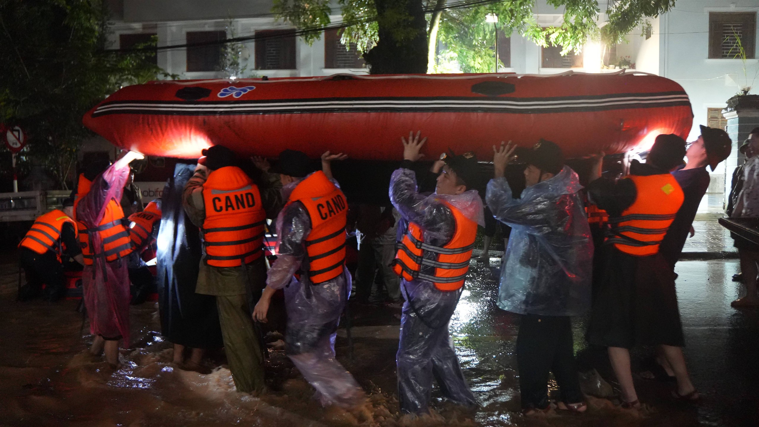 Cao Bằng: Gần 2.000 nh&agrave; bị ảnh hưởng do mưa lũ, lực lượng chức năng trắng đ&ecirc;m hỗ trợ- Ảnh 4.