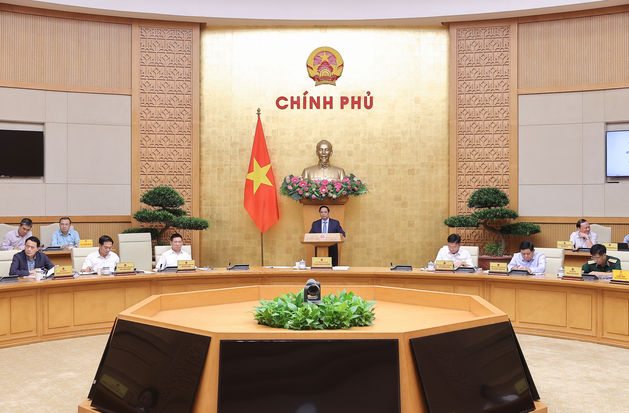 Thủ tướng chủ tr&igrave; phi&ecirc;n họp Ch&iacute;nh phủ về ch&iacute;nh quyền địa phương hai cấp- Ảnh 2.
