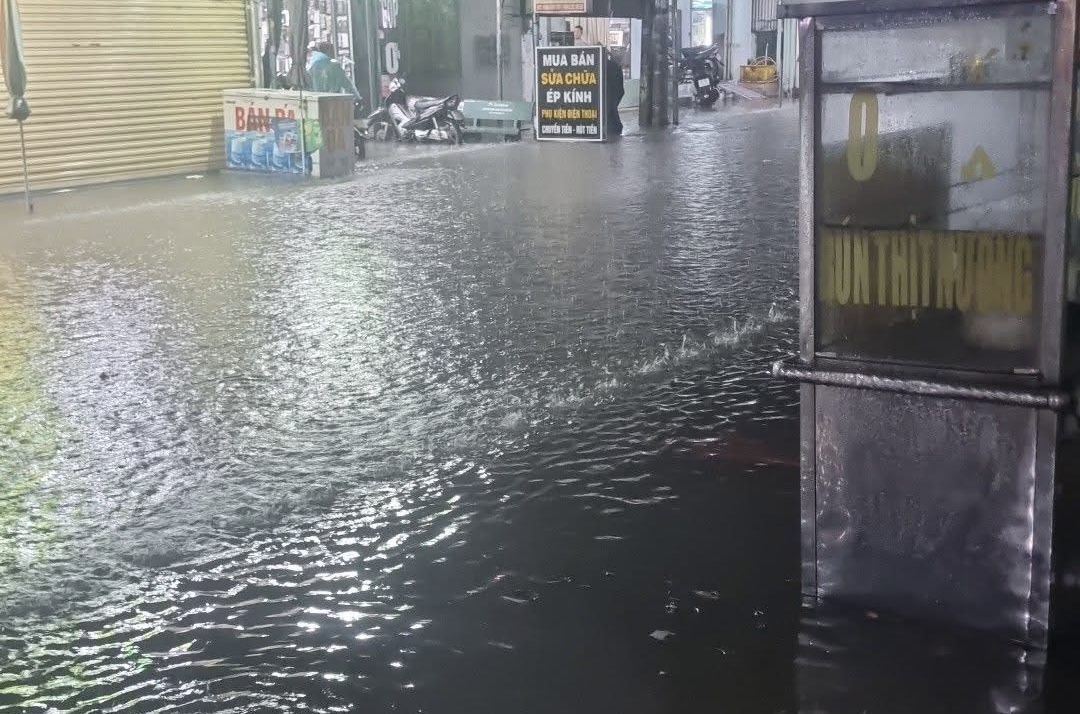 Mưa lớn k&egrave;m gi&oacute; mạnh, nhiều tuyến đường ở Đồng Nai ngập s&acirc;u- Ảnh 6.