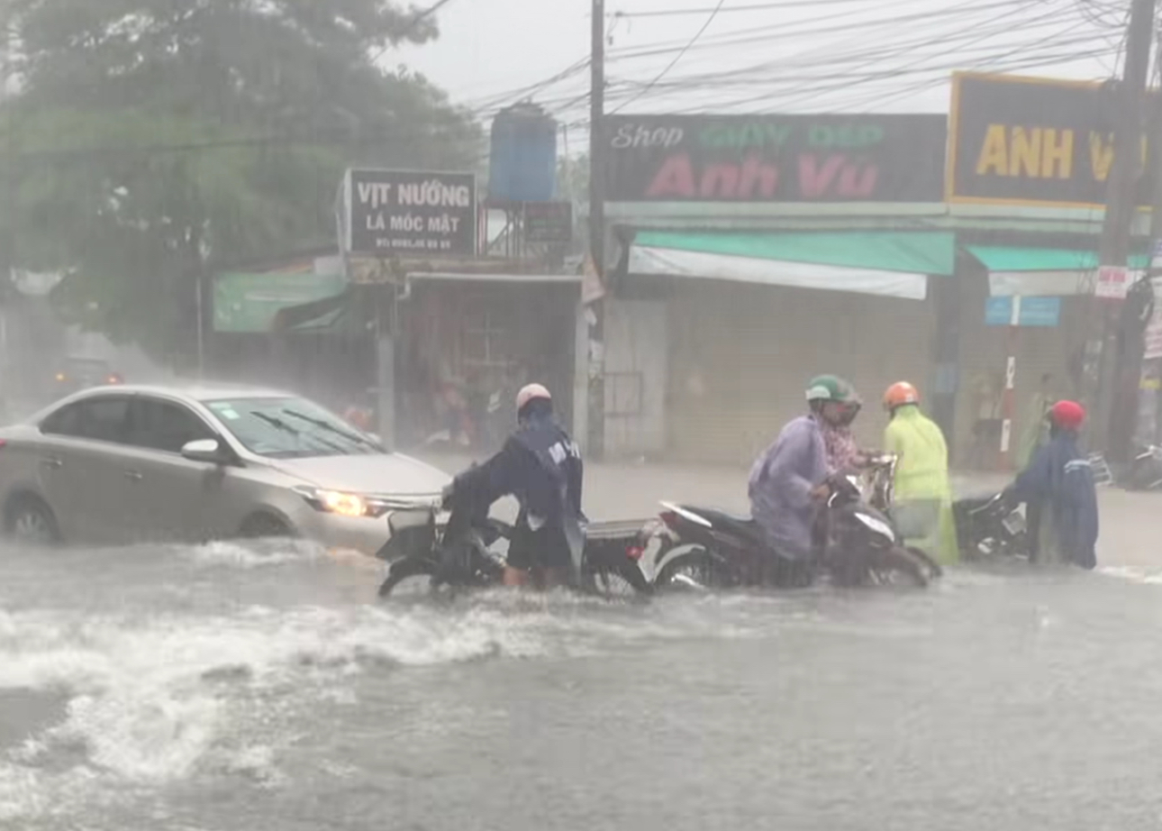 Mưa lớn k&egrave;m gi&oacute; mạnh, nhiều tuyến đường ở Đồng Nai ngập s&acirc;u- Ảnh 10.