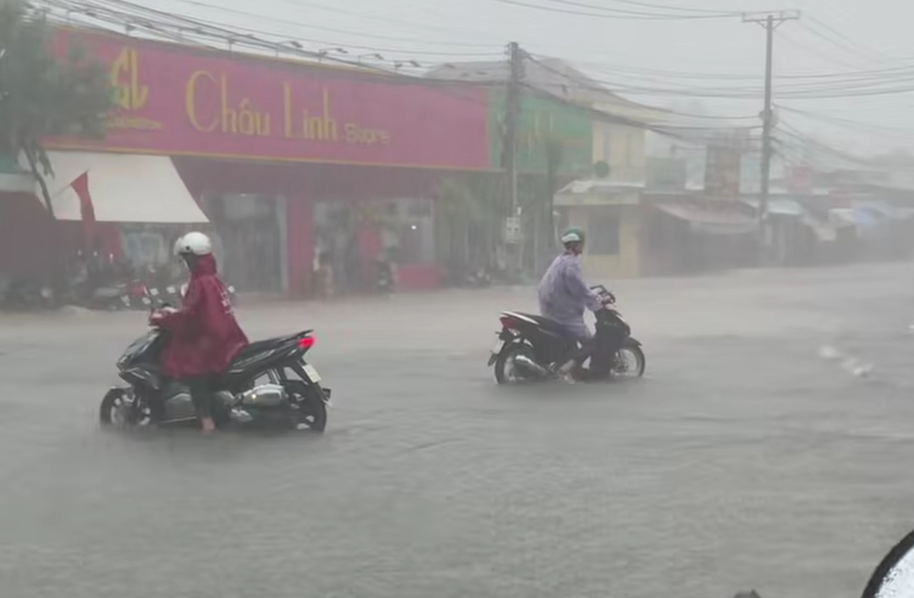 Mưa lớn k&egrave;m gi&oacute; mạnh, nhiều tuyến đường ở Đồng Nai ngập s&acirc;u- Ảnh 7.
