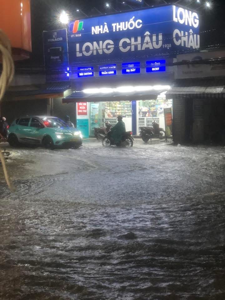 Mưa lớn k&egrave;m gi&oacute; mạnh, nhiều tuyến đường ở Đồng Nai ngập s&acirc;u- Ảnh 5.