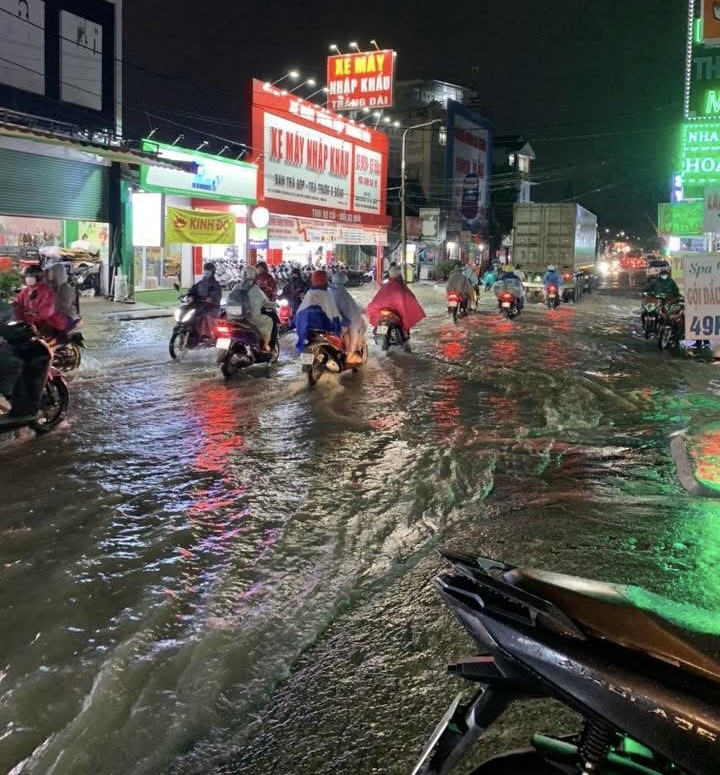 Mưa lớn k&egrave;m gi&oacute; mạnh, nhiều tuyến đường ở Đồng Nai ngập s&acirc;u- Ảnh 4.