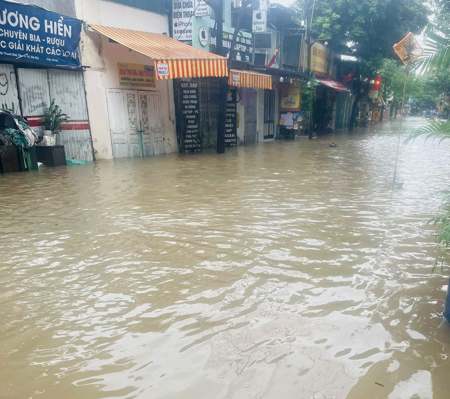 H&agrave; Nội: Nhiều tuyến phố vẫn ngập s&acirc;u, người d&acirc;n chật vật di chuyển- Ảnh 14.