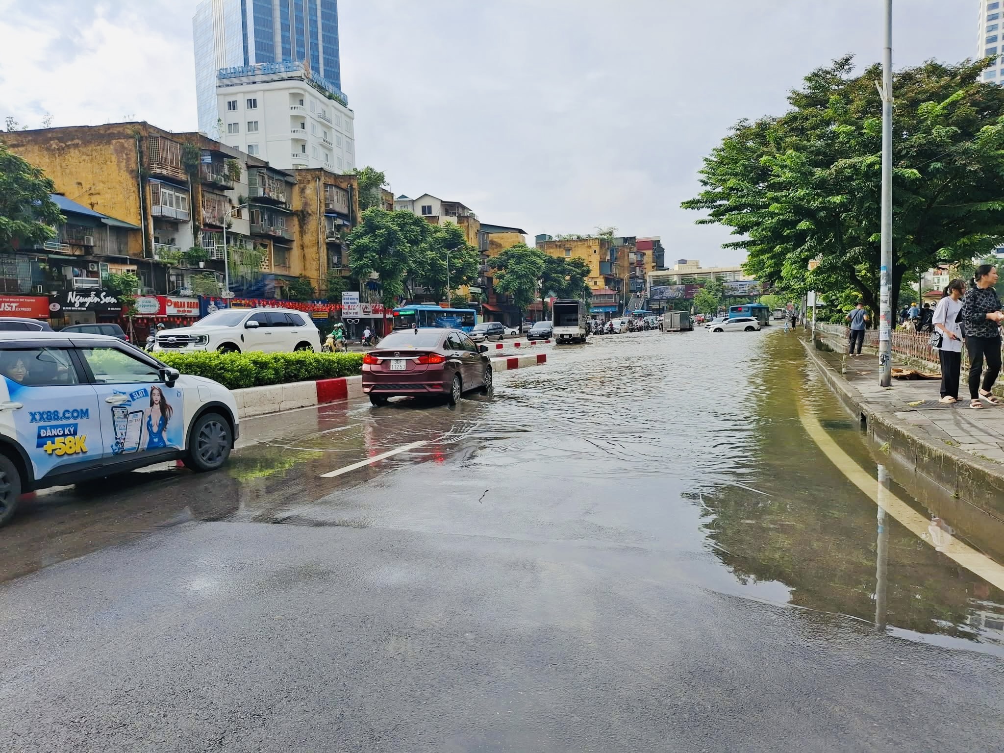 H&agrave; Nội: Nhiều tuyến phố vẫn ngập s&acirc;u, người d&acirc;n chật vật di chuyển- Ảnh 8.