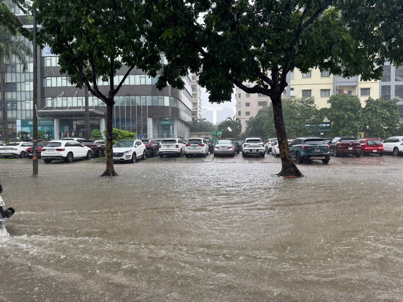 H&agrave; Nội: Nhiều tuyến phố vẫn ngập s&acirc;u, người d&acirc;n chật vật di chuyển- Ảnh 7.