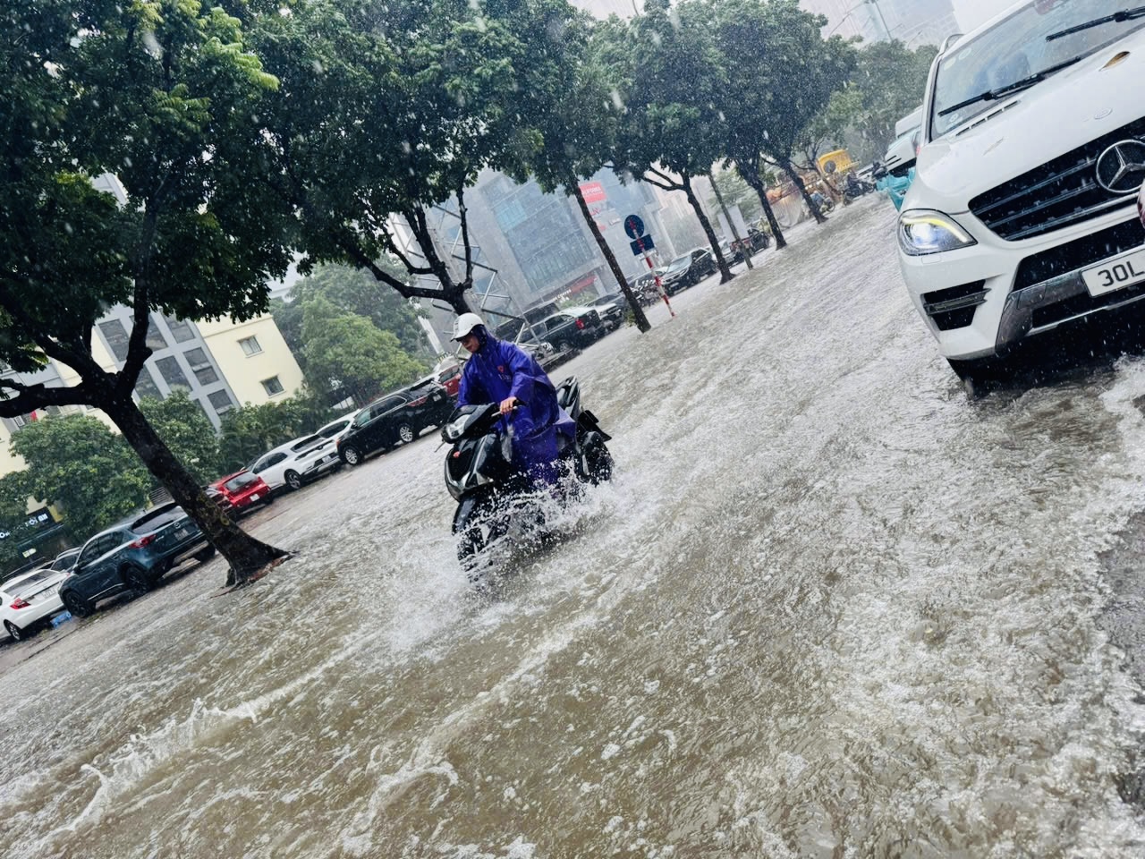 H&agrave; Nội: Nhiều tuyến phố vẫn ngập s&acirc;u, người d&acirc;n chật vật di chuyển- Ảnh 6.