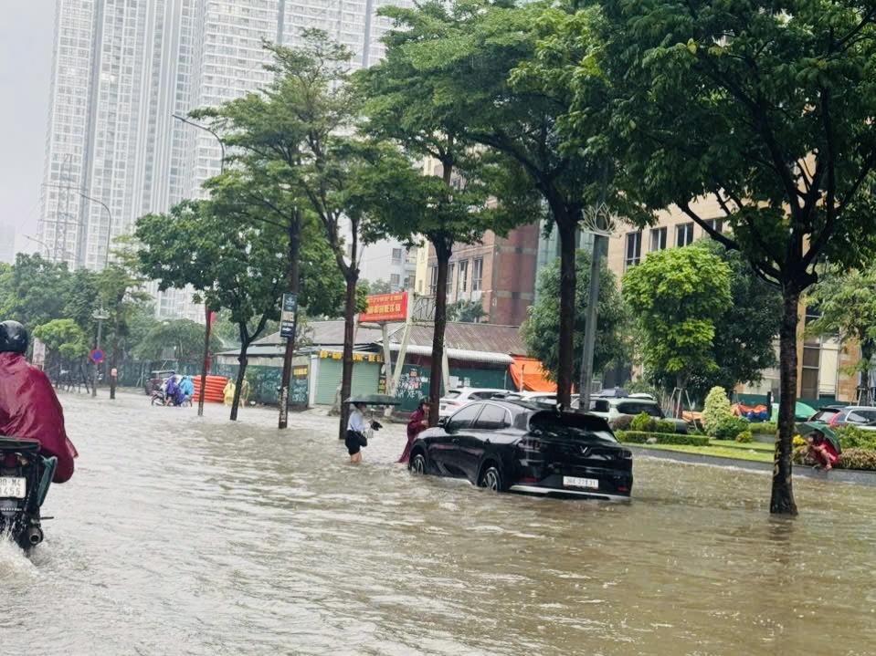 H&agrave; Nội: Nhiều tuyến phố vẫn ngập s&acirc;u, người d&acirc;n chật vật di chuyển- Ảnh 4.