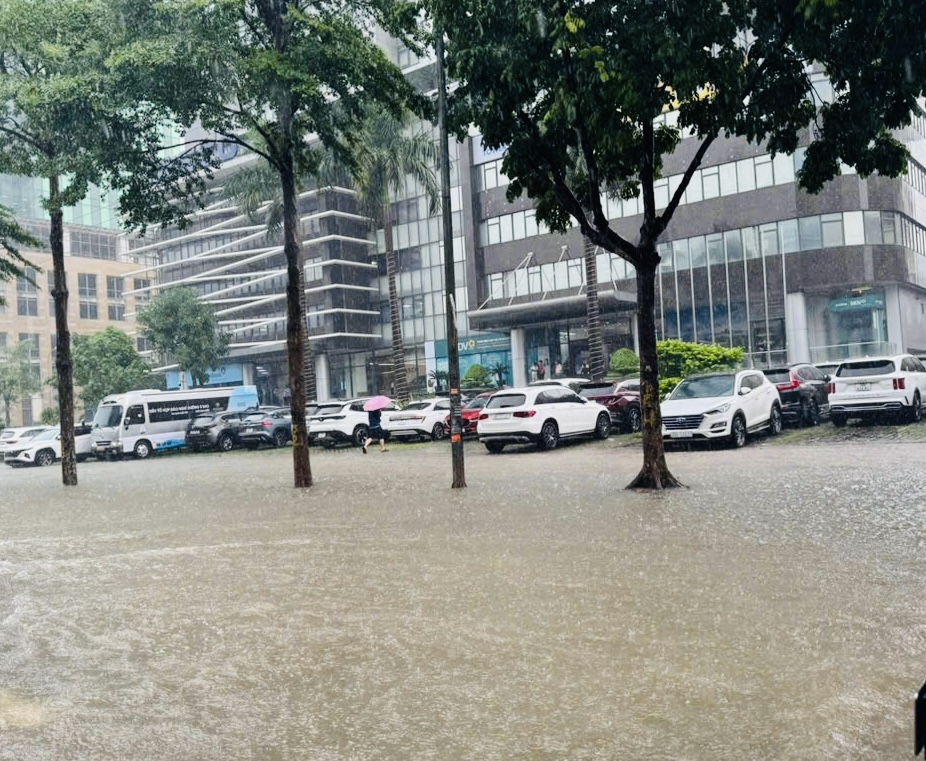 H&agrave; Nội: Nhiều tuyến phố vẫn ngập s&acirc;u, người d&acirc;n chật vật di chuyển- Ảnh 5.