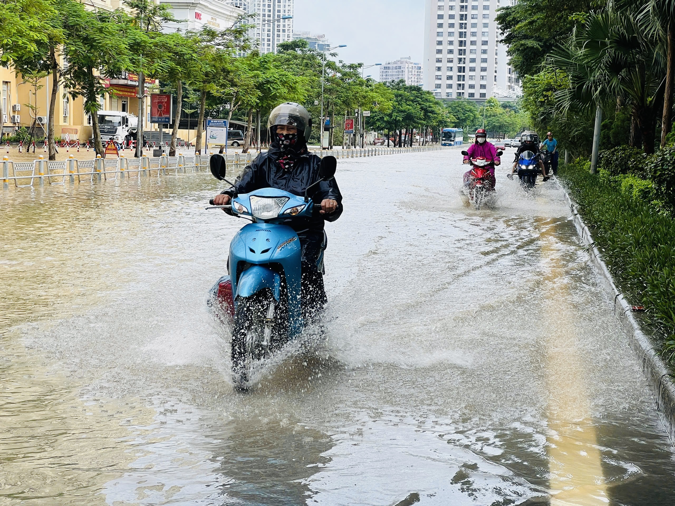 H&agrave; Nội: Nhiều tuyến phố vẫn ngập s&acirc;u, người d&acirc;n chật vật di chuyển- Ảnh 3.