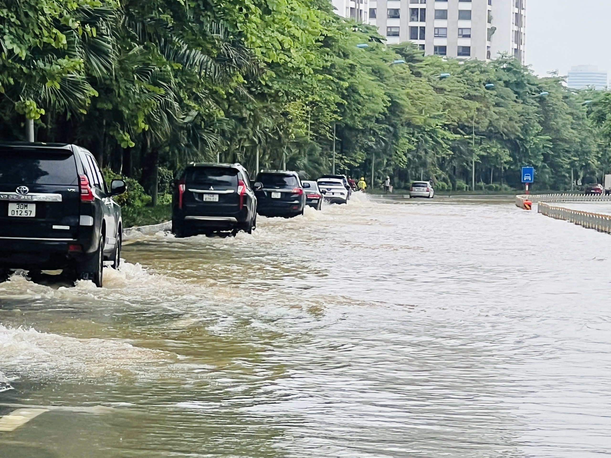 H&agrave; Nội: Nhiều tuyến phố vẫn ngập s&acirc;u, người d&acirc;n chật vật di chuyển- Ảnh 1.