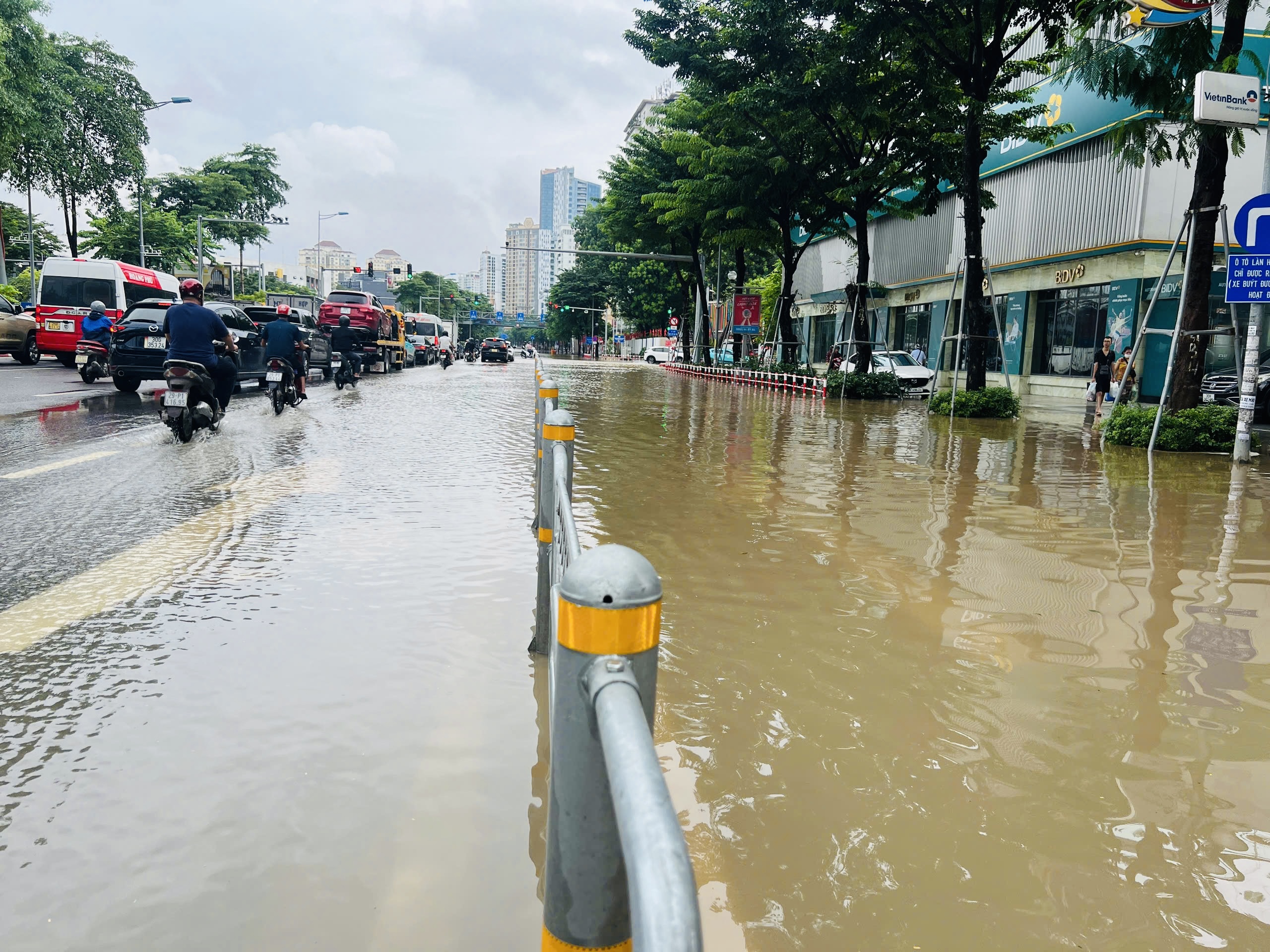 H&agrave; Nội: Nhiều tuyến phố vẫn ngập s&acirc;u, người d&acirc;n chật vật di chuyển- Ảnh 2.