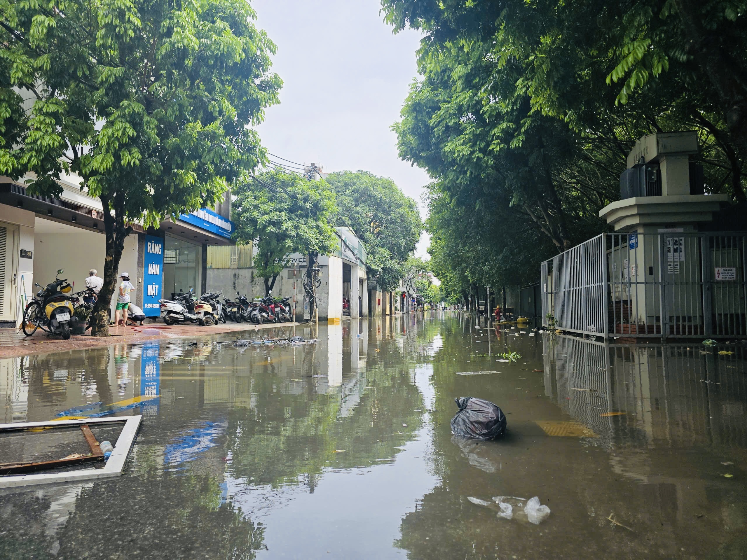 H&agrave; Nội: Nhiều tuyến phố vẫn ngập s&acirc;u, người d&acirc;n chật vật di chuyển- Ảnh 11.