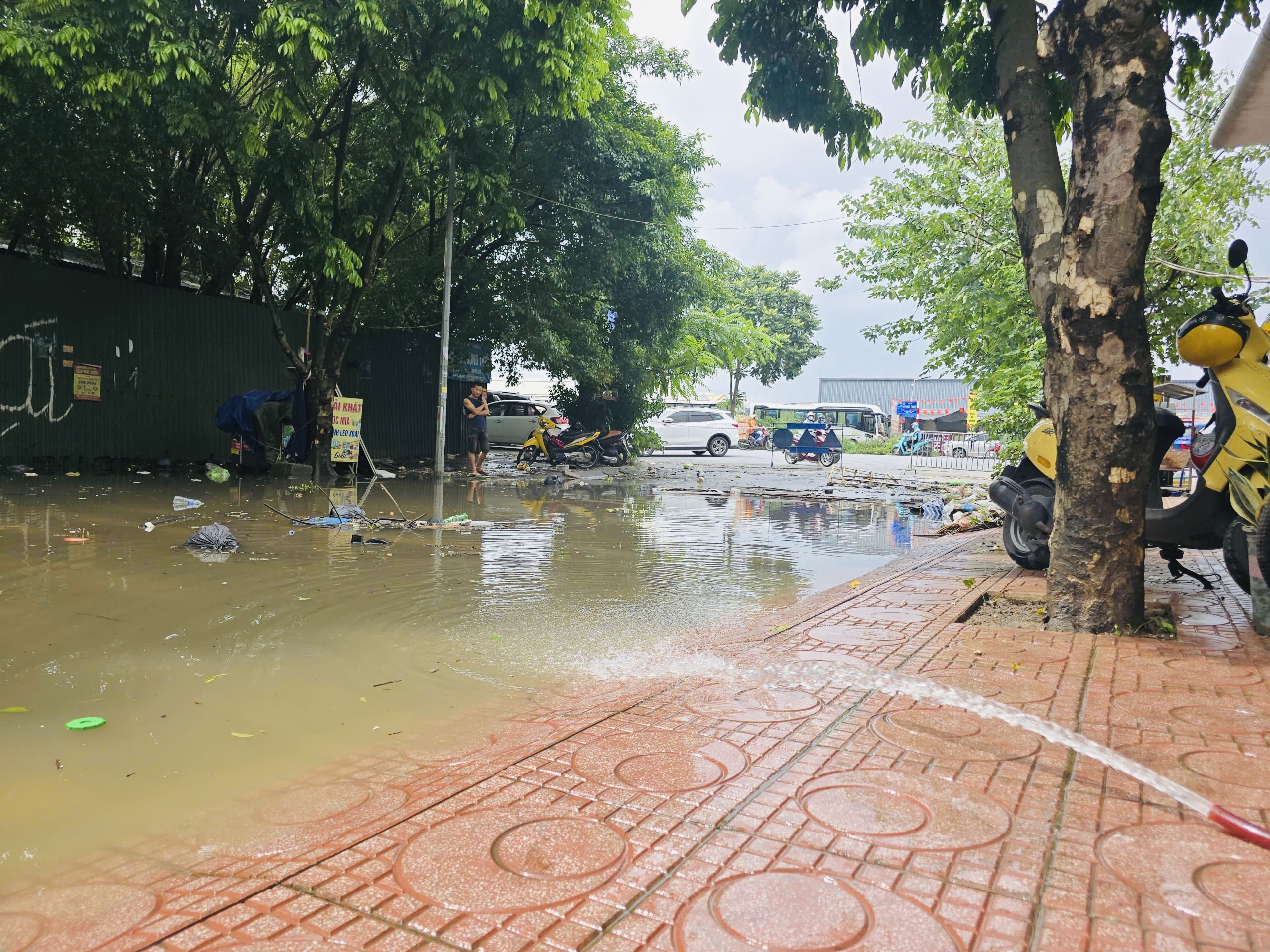 H&agrave; Nội: Nhiều tuyến phố vẫn ngập s&acirc;u, người d&acirc;n chật vật di chuyển- Ảnh 12.