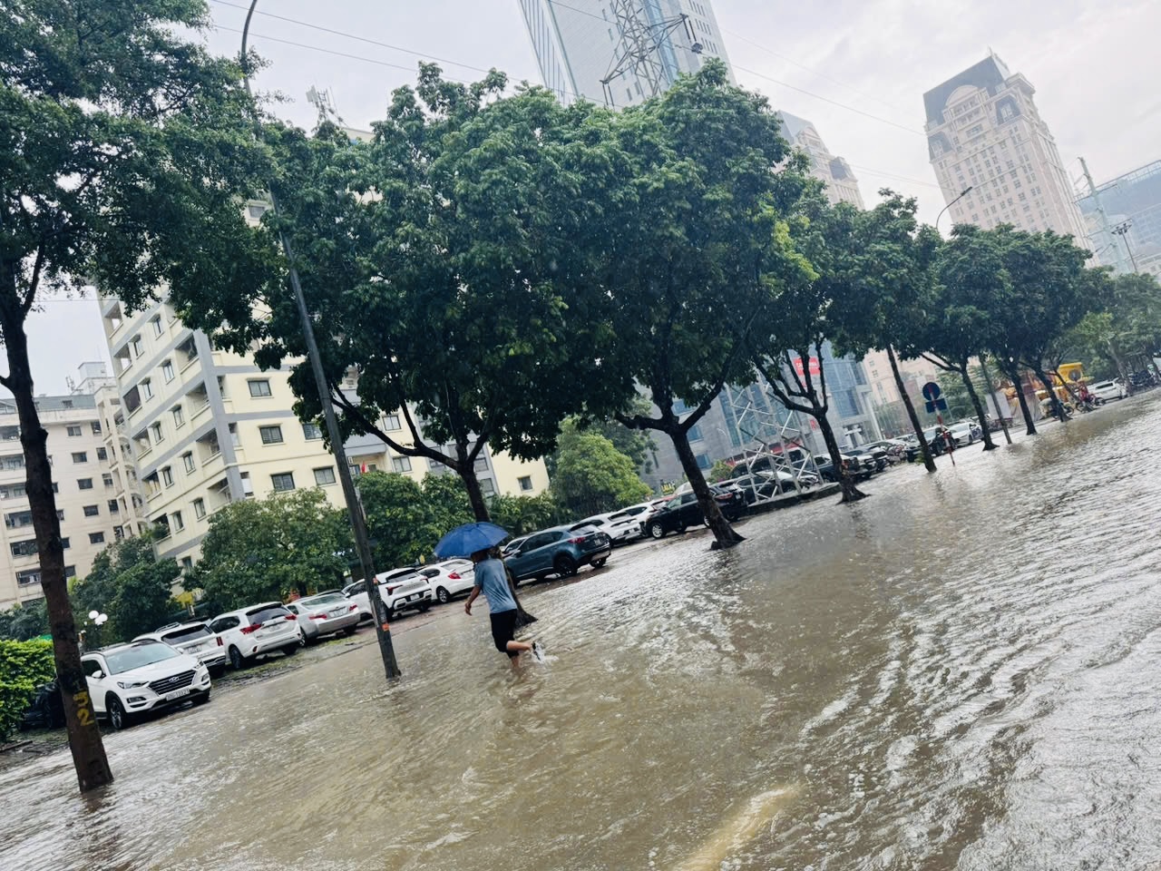 H&agrave; Nội: Nhiều tuyến phố vẫn ngập s&acirc;u, người d&acirc;n chật vật di chuyển- Ảnh 15.