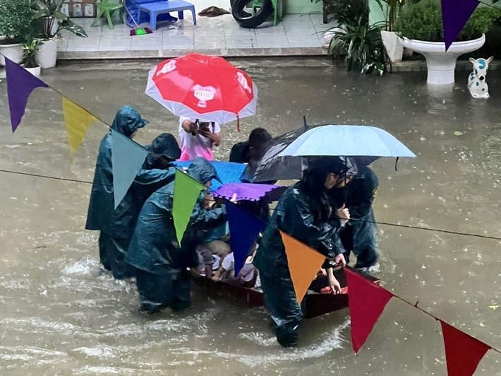 H&agrave; Nội căng m&igrave;nh hỗ trợ người d&acirc;n khắc phục hậu quả mưa b&atilde;o- Ảnh 11.