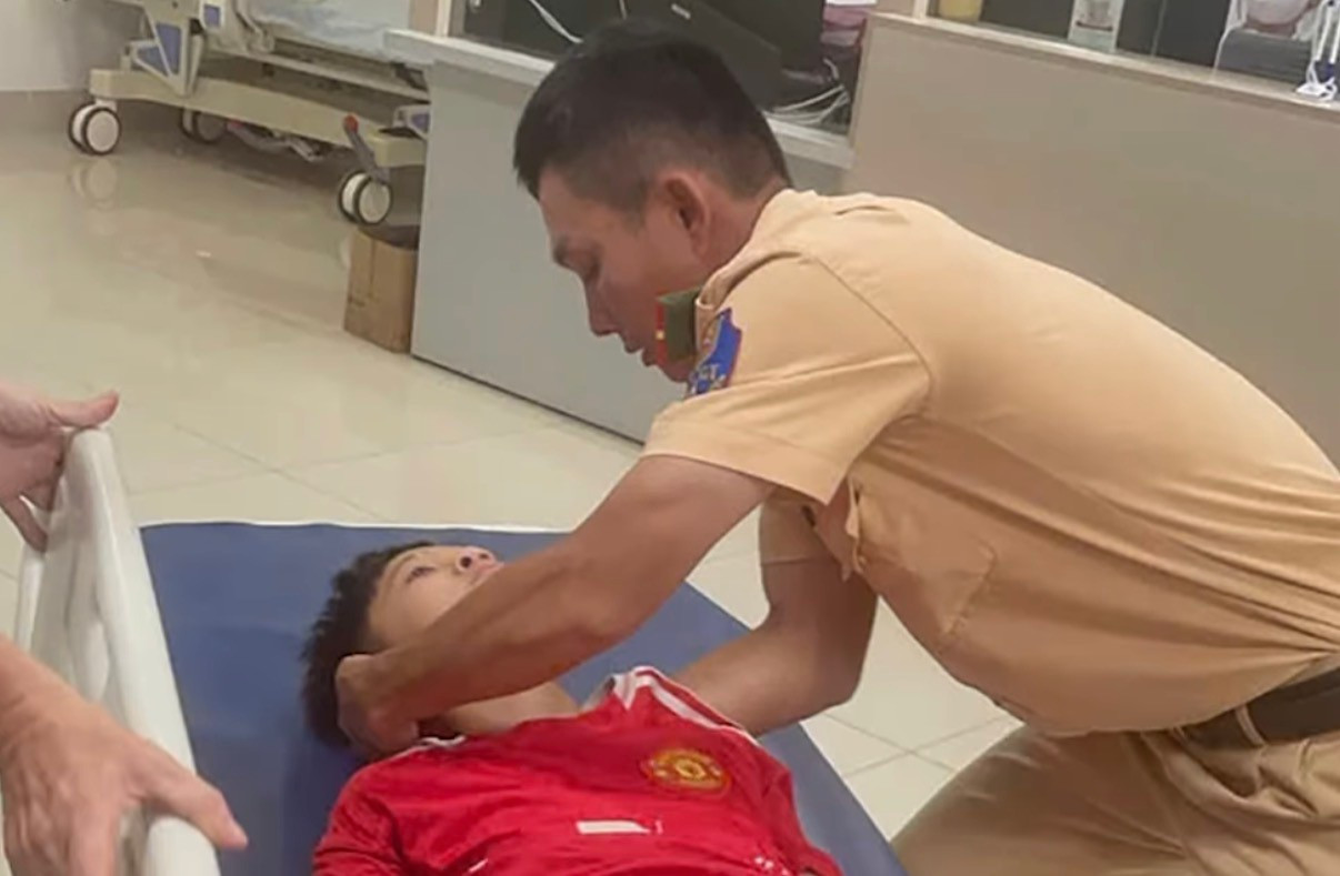 CSGT L&acirc;m Đồng d&ugrave;ng xe đặc chủng đưa b&eacute; trai bị xuất huyết n&atilde;o đi cấp cứu kịp thời- Ảnh 1.