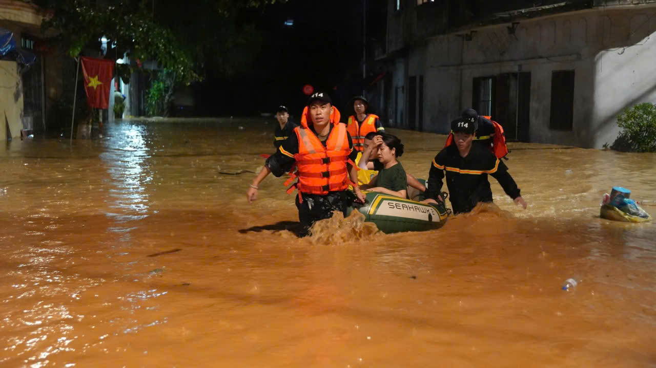 Cao Bằng: Gần 2.000 nh&agrave; bị ảnh hưởng do mưa lũ, lực lượng chức năng trắng đ&ecirc;m hỗ trợ- Ảnh 1.
