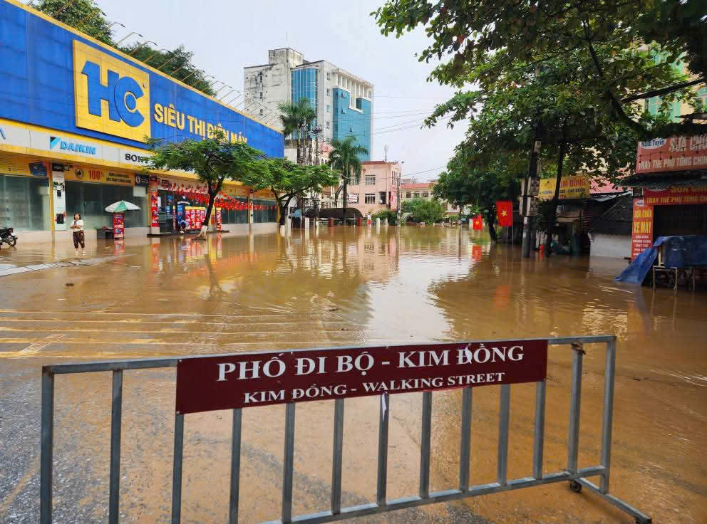 Cao Bằng: Gần 2.000 nh&agrave; bị ảnh hưởng do mưa lũ, lực lượng chức năng trắng đ&ecirc;m hỗ trợ- Ảnh 7.