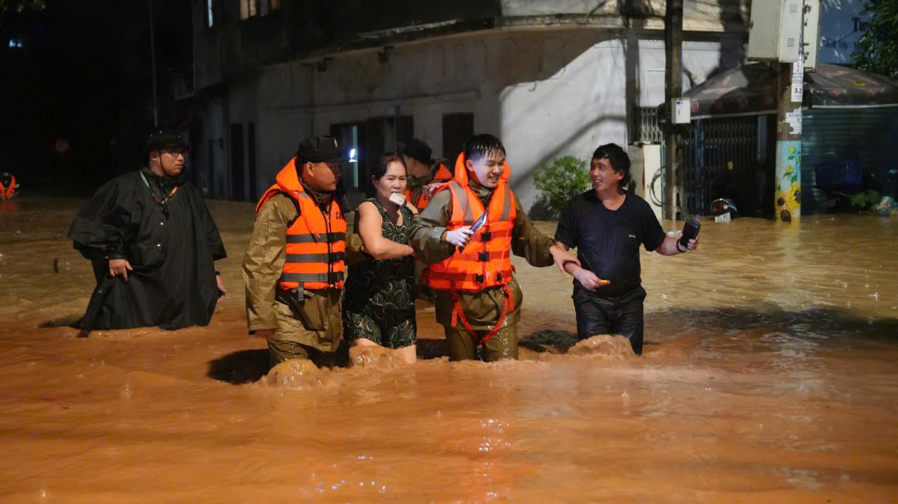 Cao Bằng: Gần 2.000 nh&agrave; bị ảnh hưởng do mưa lũ, lực lượng chức năng trắng đ&ecirc;m hỗ trợ- Ảnh 5.