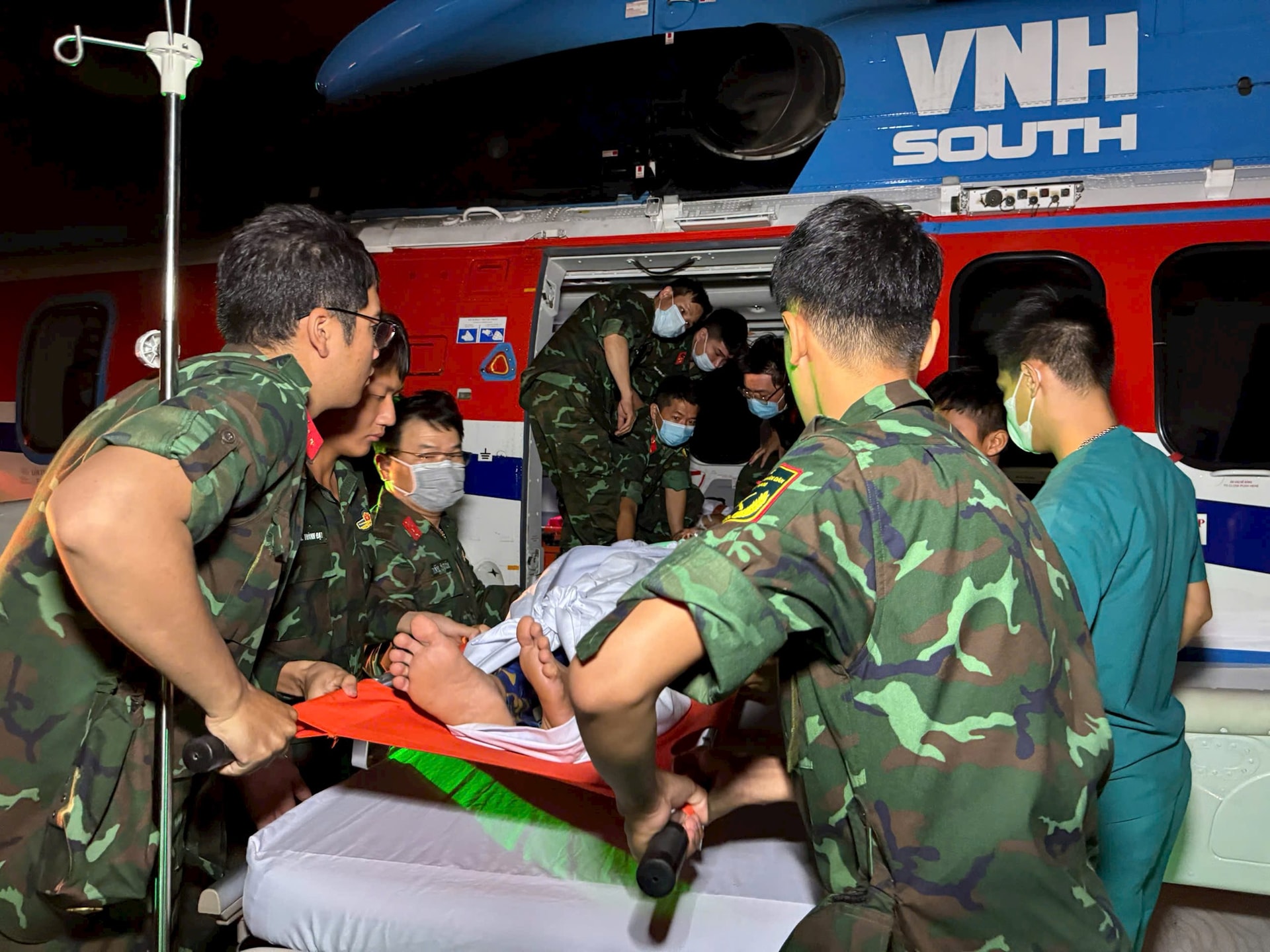 Trực thăng xuy&ecirc;n đ&ecirc;m vượt mưa b&atilde;o đưa bệnh nh&acirc;n từ ba đảo về đất liền- Ảnh 1.