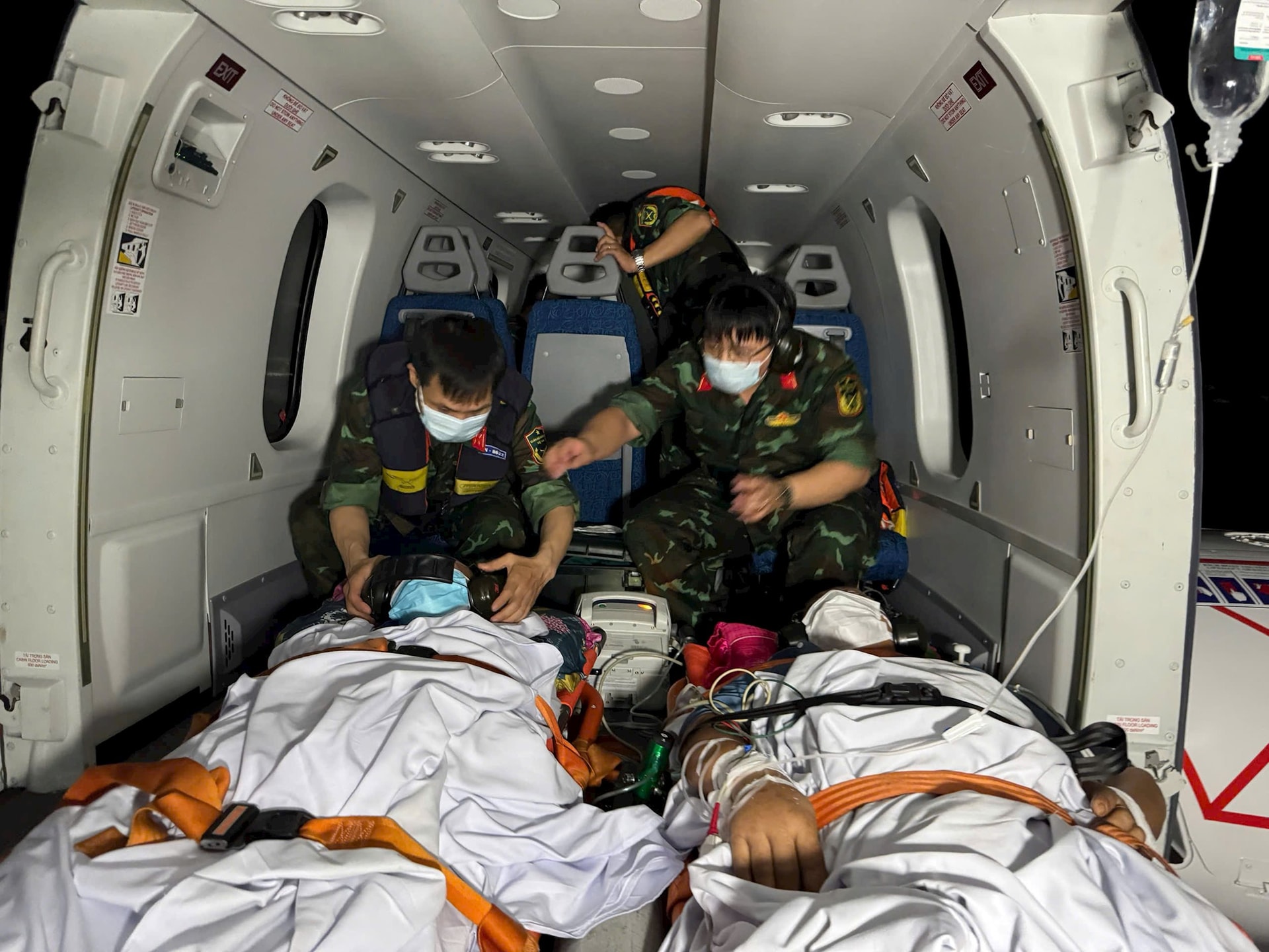 Trực thăng xuy&ecirc;n đ&ecirc;m vượt mưa b&atilde;o đưa bệnh nh&acirc;n từ ba đảo về đất liền- Ảnh 2.