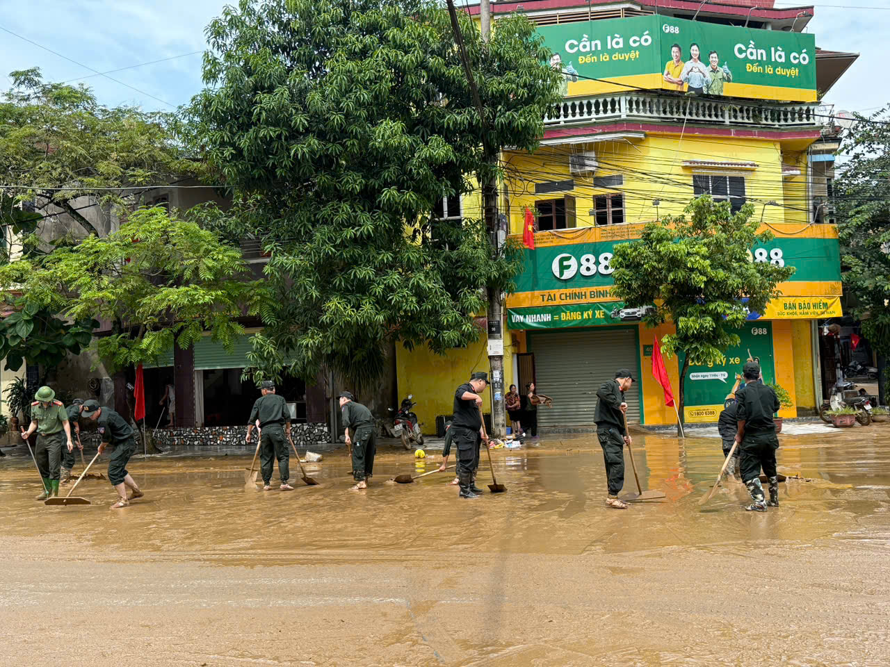 Những h&agrave;nh động ấm t&igrave;nh người sau mưa lũ ở L&agrave;o Cai- Ảnh 10.