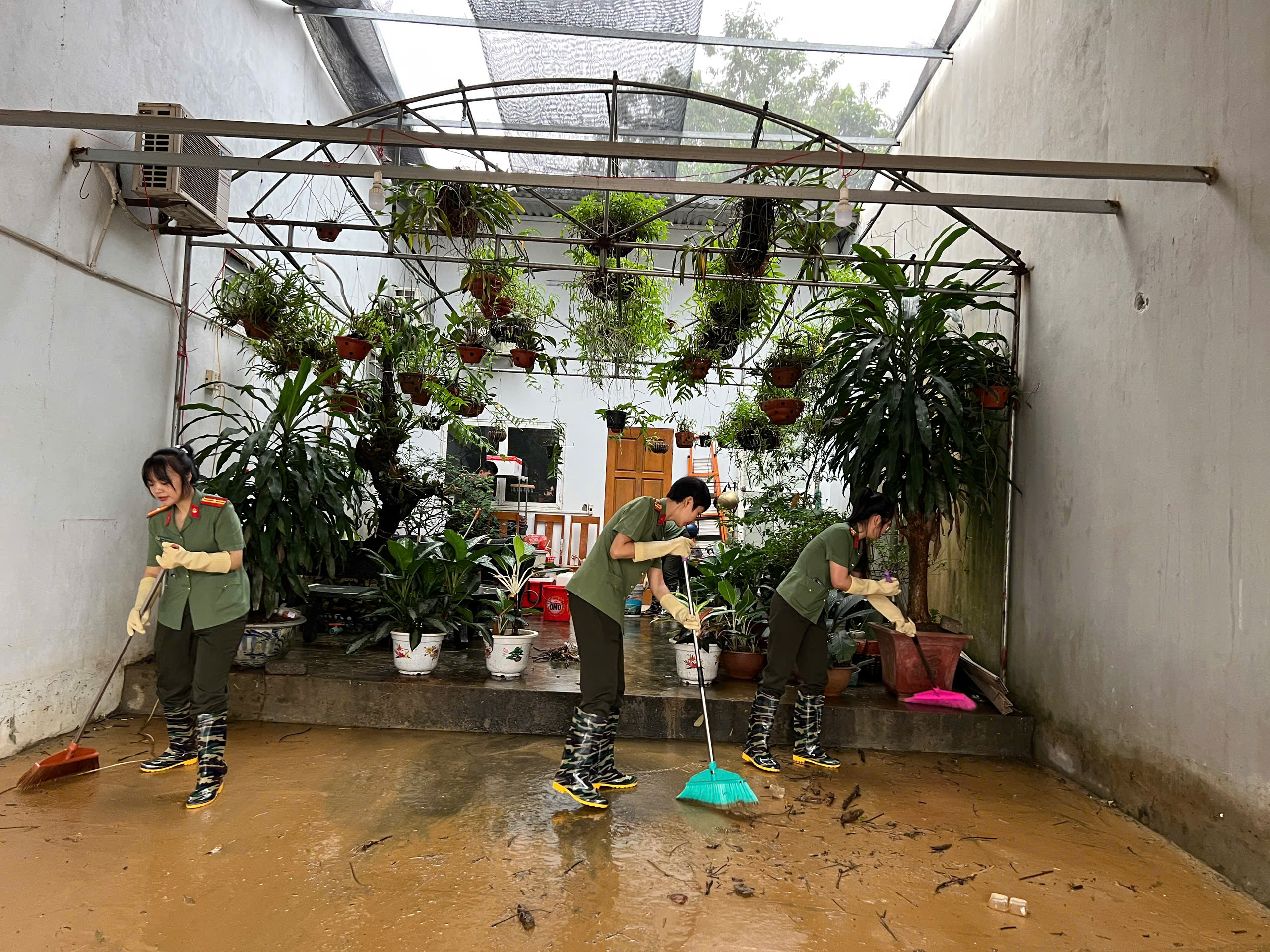 Những h&agrave;nh động ấm t&igrave;nh người sau mưa lũ ở L&agrave;o Cai- Ảnh 2.