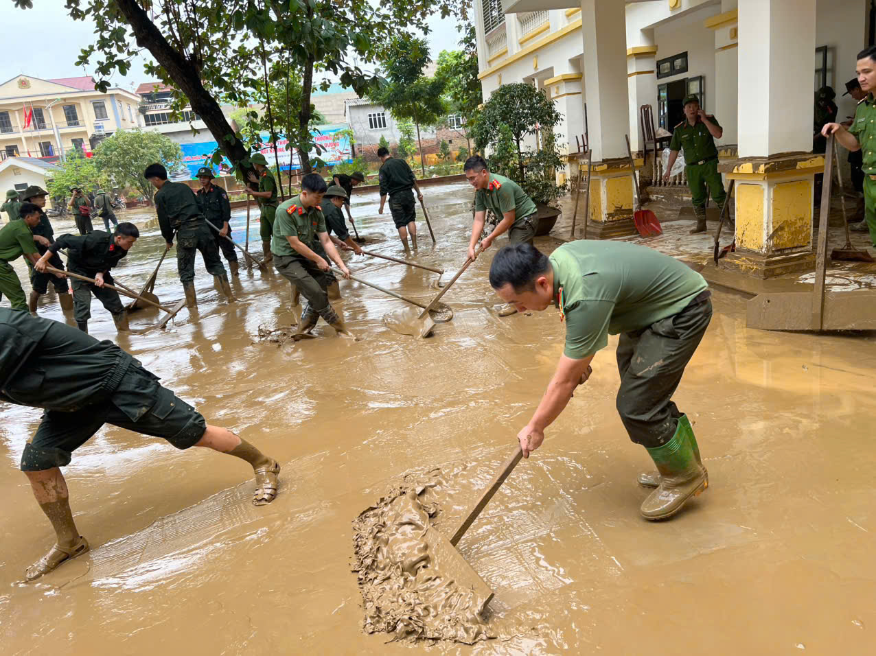 Những h&agrave;nh động ấm t&igrave;nh người sau mưa lũ ở L&agrave;o Cai- Ảnh 3.