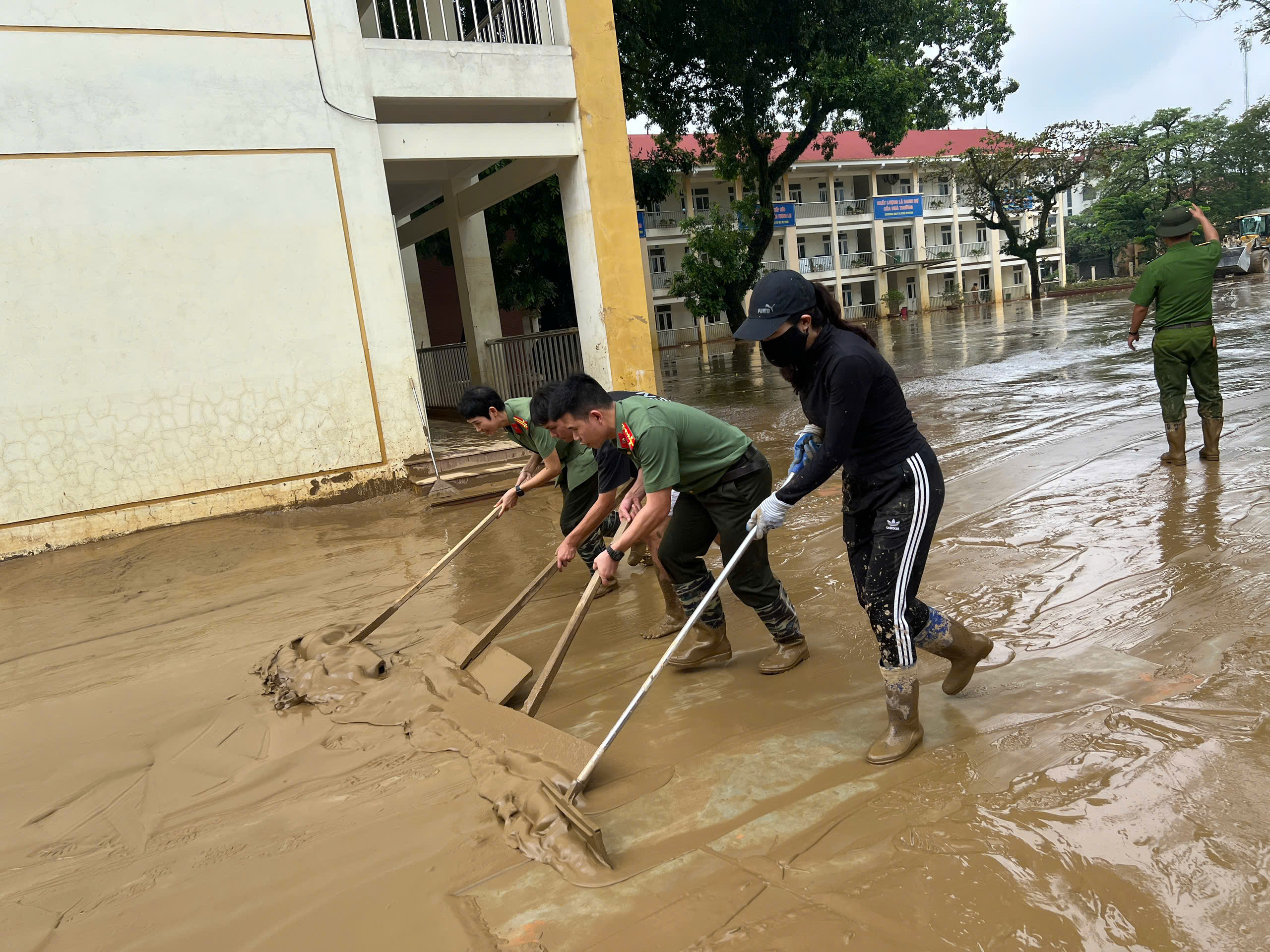 Những h&agrave;nh động ấm t&igrave;nh người sau mưa lũ ở L&agrave;o Cai- Ảnh 4.