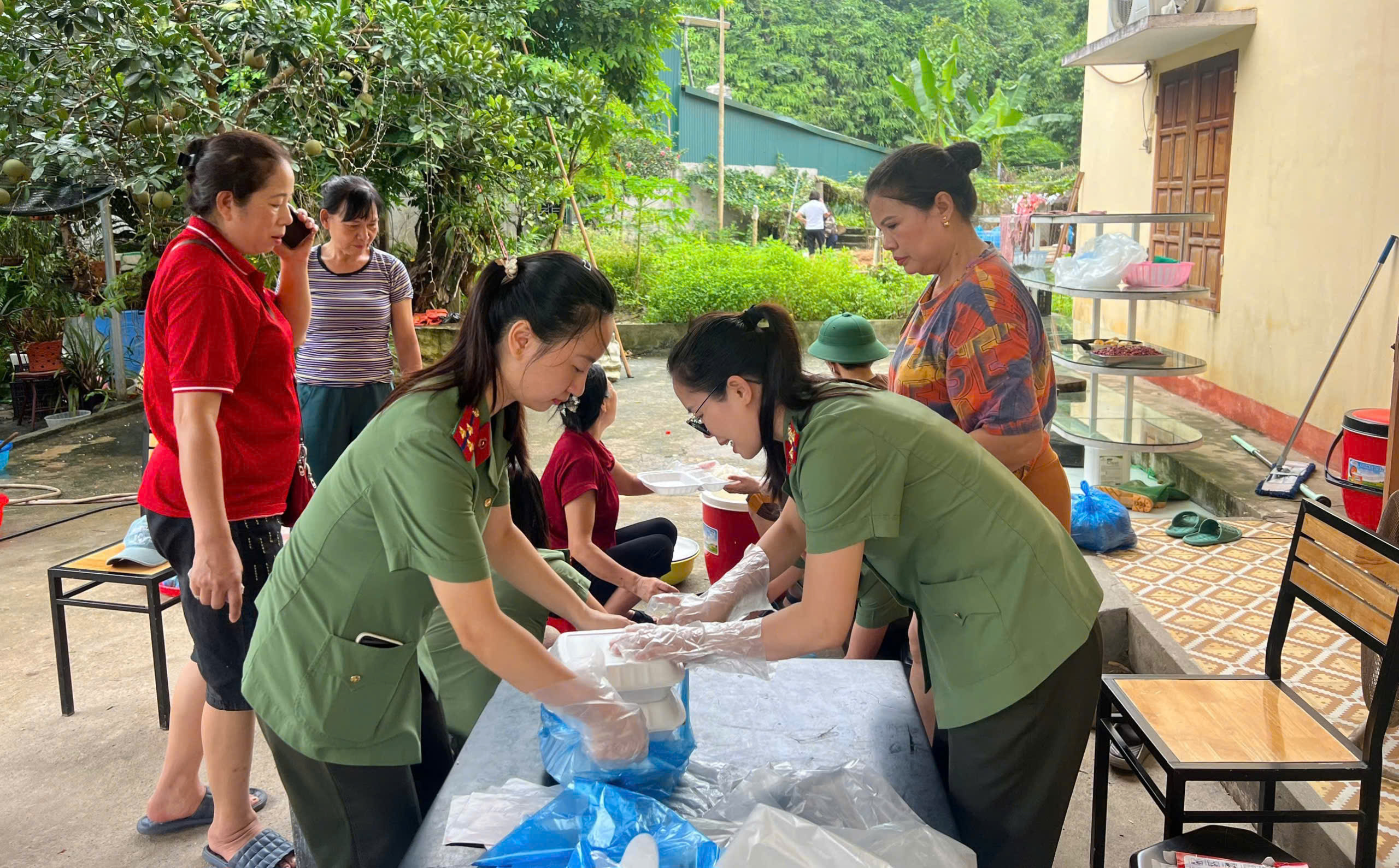 Những h&agrave;nh động ấm t&igrave;nh người sau mưa lũ ở L&agrave;o Cai- Ảnh 5.